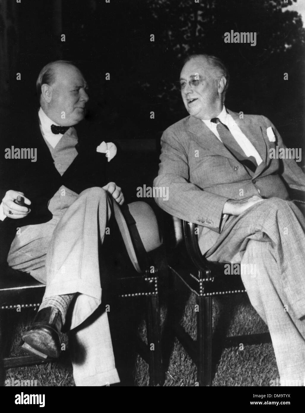 Giugno 27, 1943 - Washington D.C., USA - il presidente Franklin D. Roosevelt e il Primo ministro SIR WINSTON CHURCHILL sedersi al sud motivi della Casa bianca prima della riunione quotidiana del capo del personale. Nella foto: Roosevelt raccontando Churchill circa il suo splendido giardino di rose. (Credito Immagine: © Keystone Pictures USA) Foto Stock