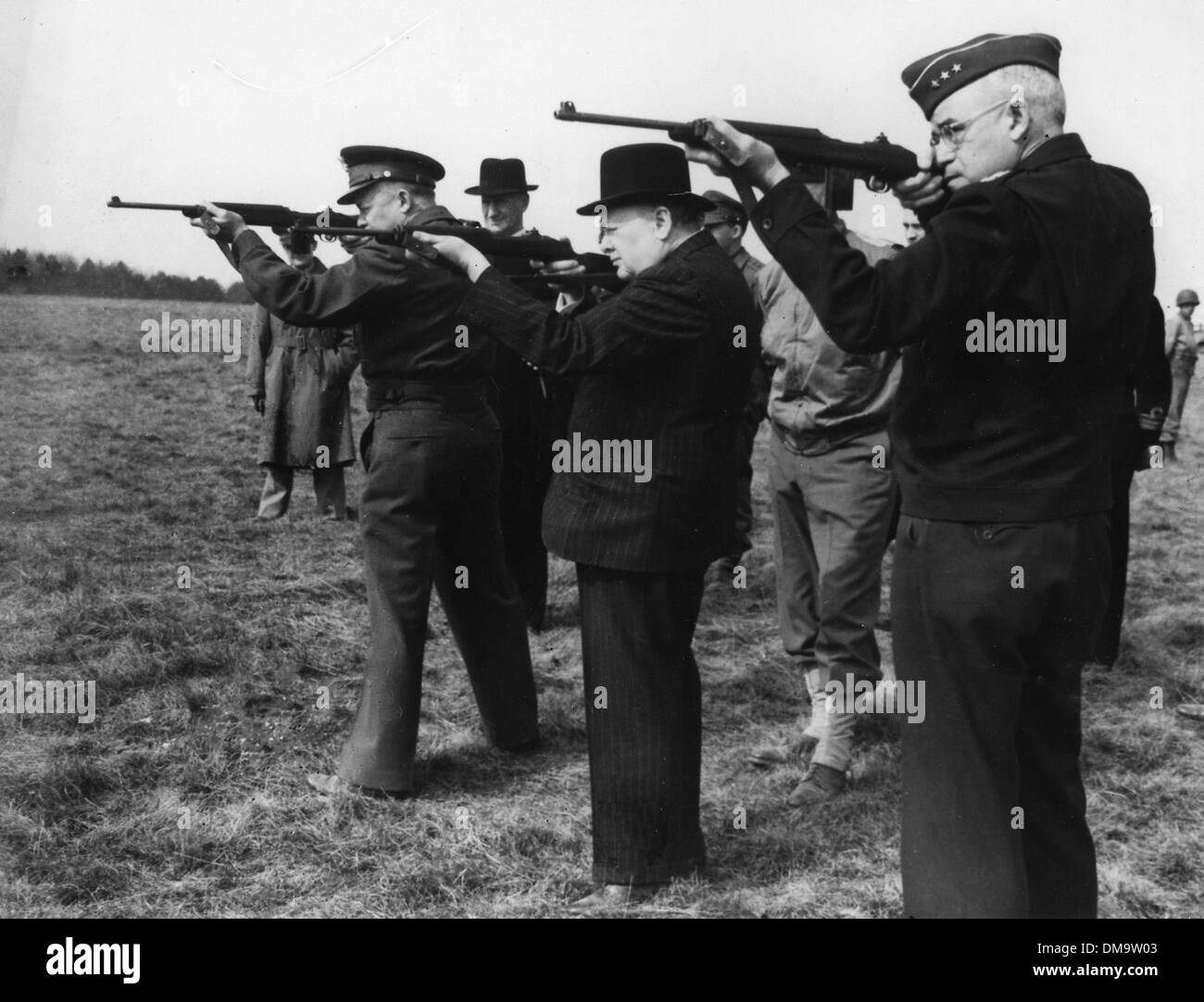 1 giugno 1945 - Londra, Inghilterra, Regno Unito - SIR WINSTON CHURCHILL (1874-1965) fu un uomo politico britannico e statista che ha servito come Primo Ministro del Regno Unito. Nella foto: Churchill, Presidente Dwight D. Eisenhower e il generale OMAR BRADLEY fire l esercito è di nuovo armadio. Fuori di 45 scatti mirando a bersagli 200 iarde di distanza hanno colpito 29 bersagli. (Credito Immagine: © Keystone Pictures USA) Foto Stock