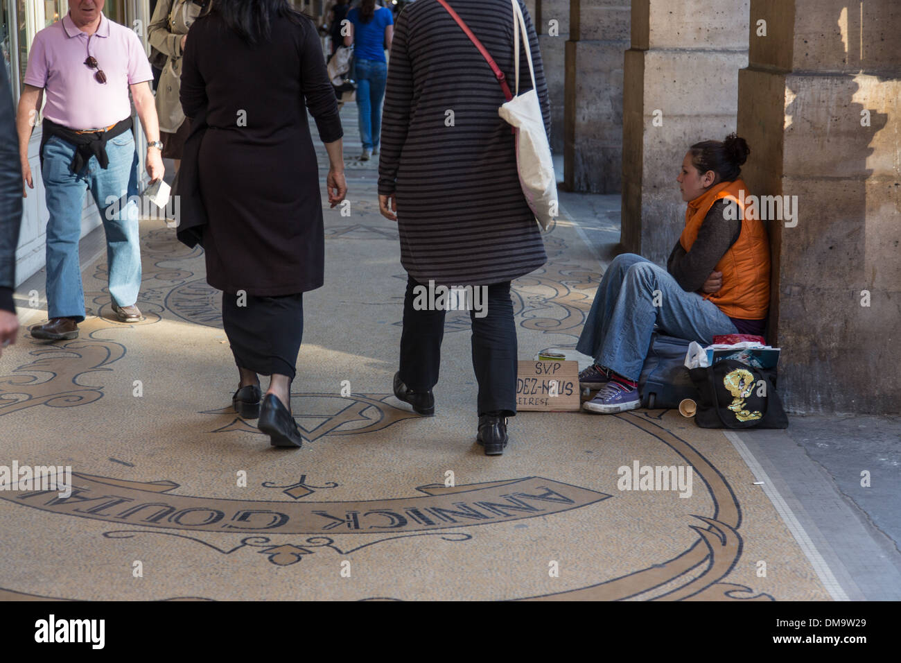 Donna senzatetto di accattonaggio sotto gli archi sulla rue CASTIGLIONE, Place Vendome, 1ST Arrondissement, Parigi, Francia, Foto Stock