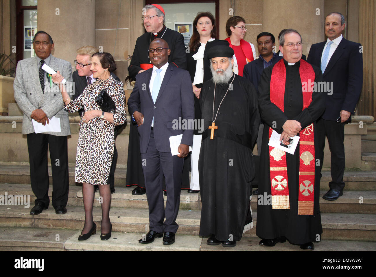 Sydney, NSW, Australia. Il 13 dicembre 2013. Un memoriale di servizio per Nelson Mandela è stato tenuto a Pitt Street Uniting Chiesa a Sydney e a cui hanno partecipato dignitari. Dignitari compreso il governatore del NSW Sua Eccellenza il Professor Marie Bashir AC CVO, il Cardinale George Pell, Arcivescovo di Sydney e del Sudafrica agendo ad Alto Commissario Ray Sithole posa per una foto di gruppo al di fuori del Pitt Street Uniting Chiesa dopo il memoriale di servizio per Nelson Mandela. Copyright Credit: 2013 Richard Milnes/Alamy Live News Foto Stock