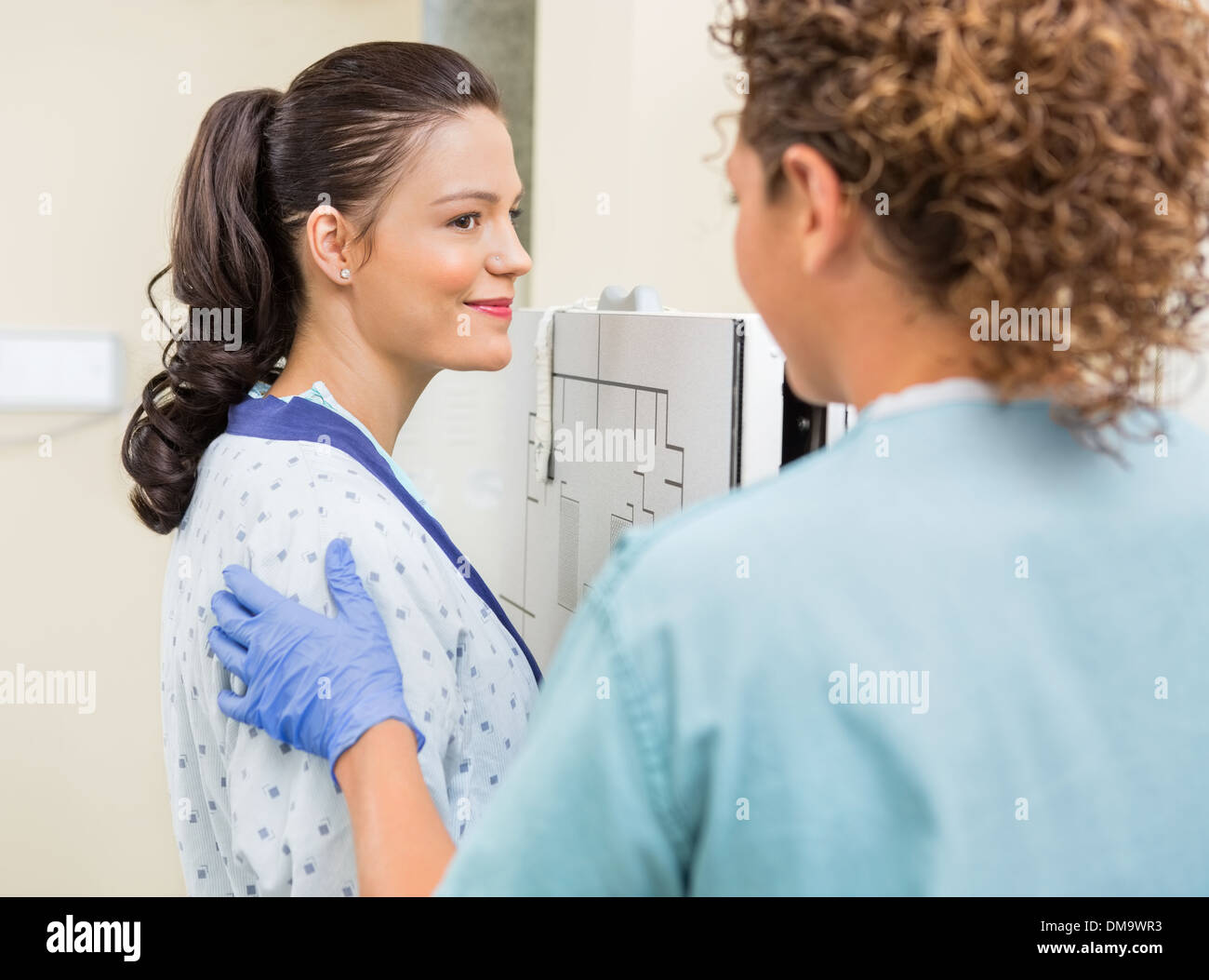 Paziente guardando un infermiere prima di arrivare a raggi x al torace Foto Stock