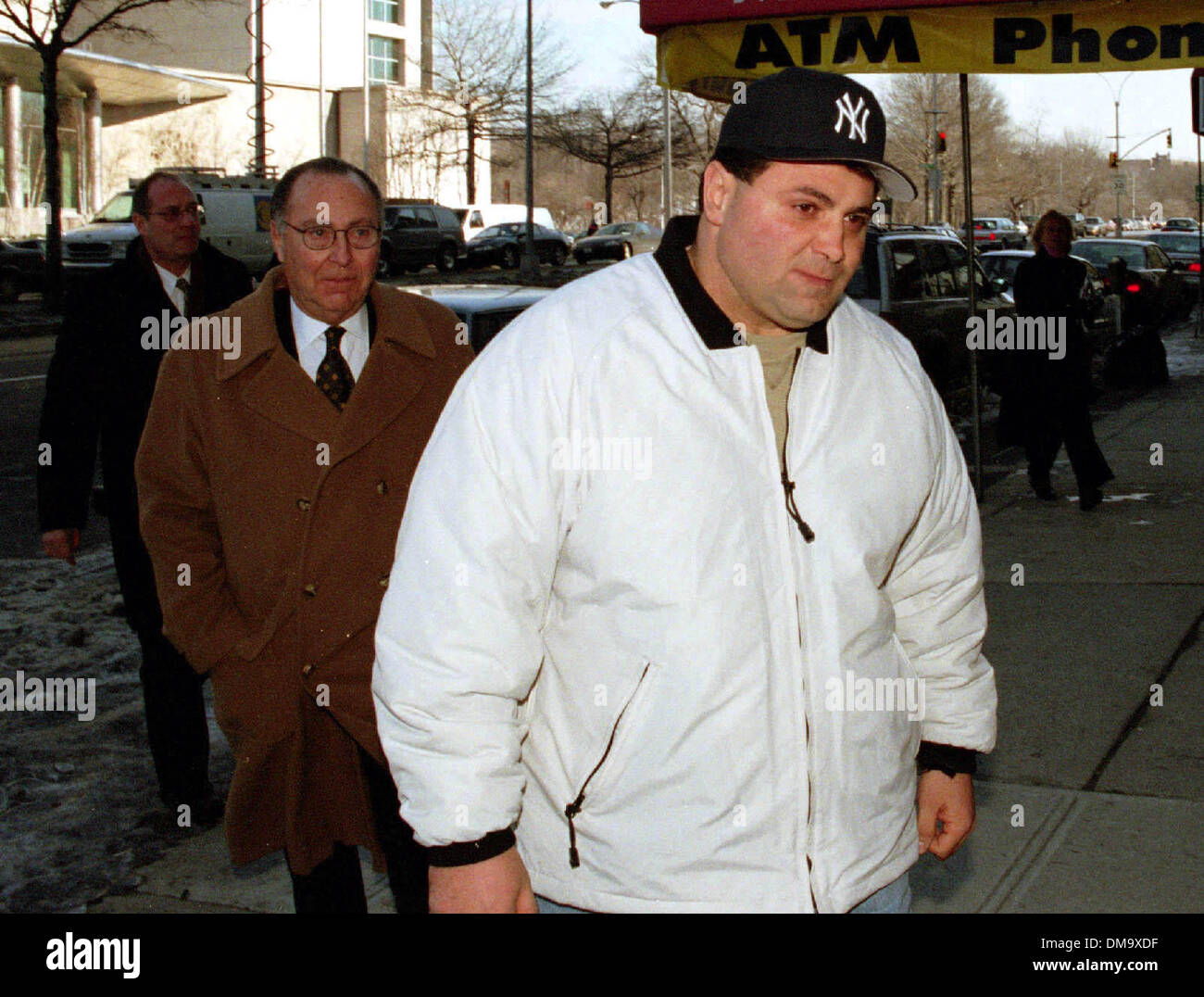 1 febbraio 2000 - Queens, a New York, Stati Uniti d'America - 020100 Queens New York Carmine Agnello, genero di incarcerato boss John Gotti, marito di autore Victoria Gotti e alledged capo della criminalità Gambino famiglia, lascia la corte suprema a Kew Gardens dopo la pubblicazione di 2 milioni di dollari di cauzione su ''intraprendente racket oneri. Lui è seguita dal suo avvocato Marvyn Kornberg.( Neil Schneider). NE Foto Stock