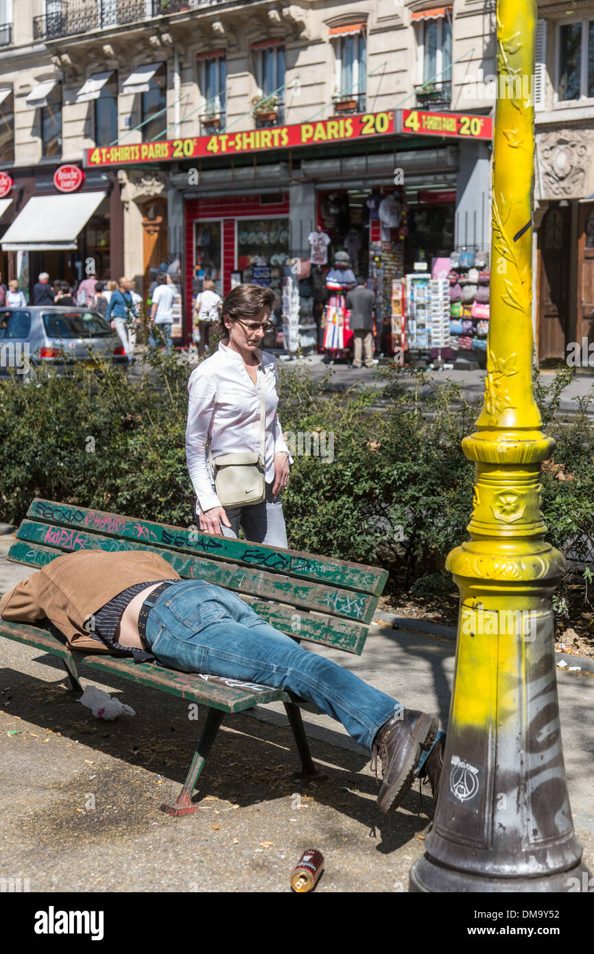 Senzatetto dormire su una panca, Boulevard de Clichy, 18esimo arrondissement, Parigi, Francia Foto Stock