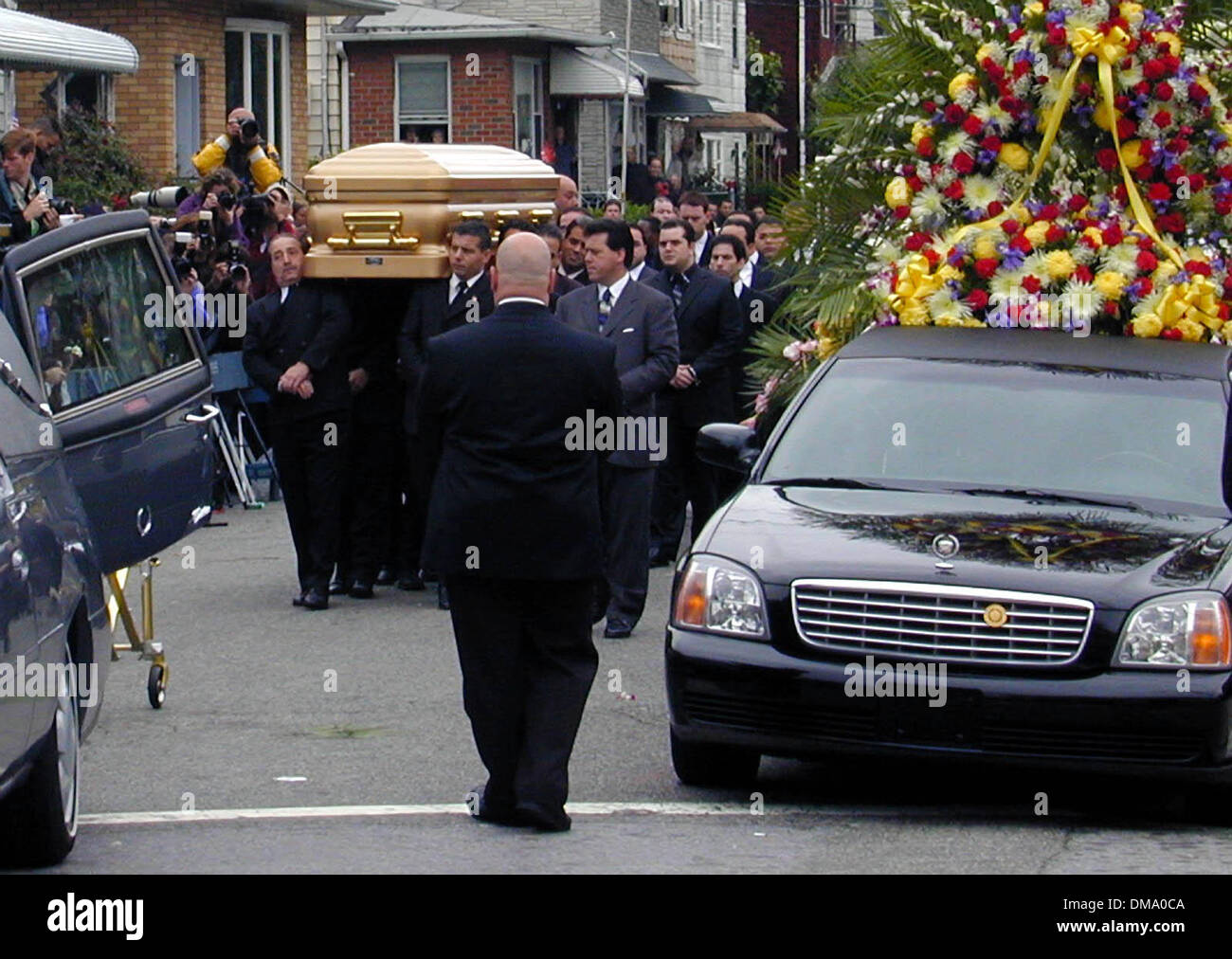 Giugno 15, 2002 - New York, N.Y, STATI UNITI D'AMERICA - 6/15/02 Queens, New York John Gotti funerale John Gotti, mob boss della criminalità Gambino famiglia era prevista a riposare accanto al corpo del suo figlio di 12 anni Frank at St Johns cimitero nel Queens N.Y..scrigno è caricato in funebre al papavero funerale home è Maspeth Queens. Gotti il fratello di Richard, fuori su cauzione per il racket, imbracciatura scrigno (L). Foto Stock