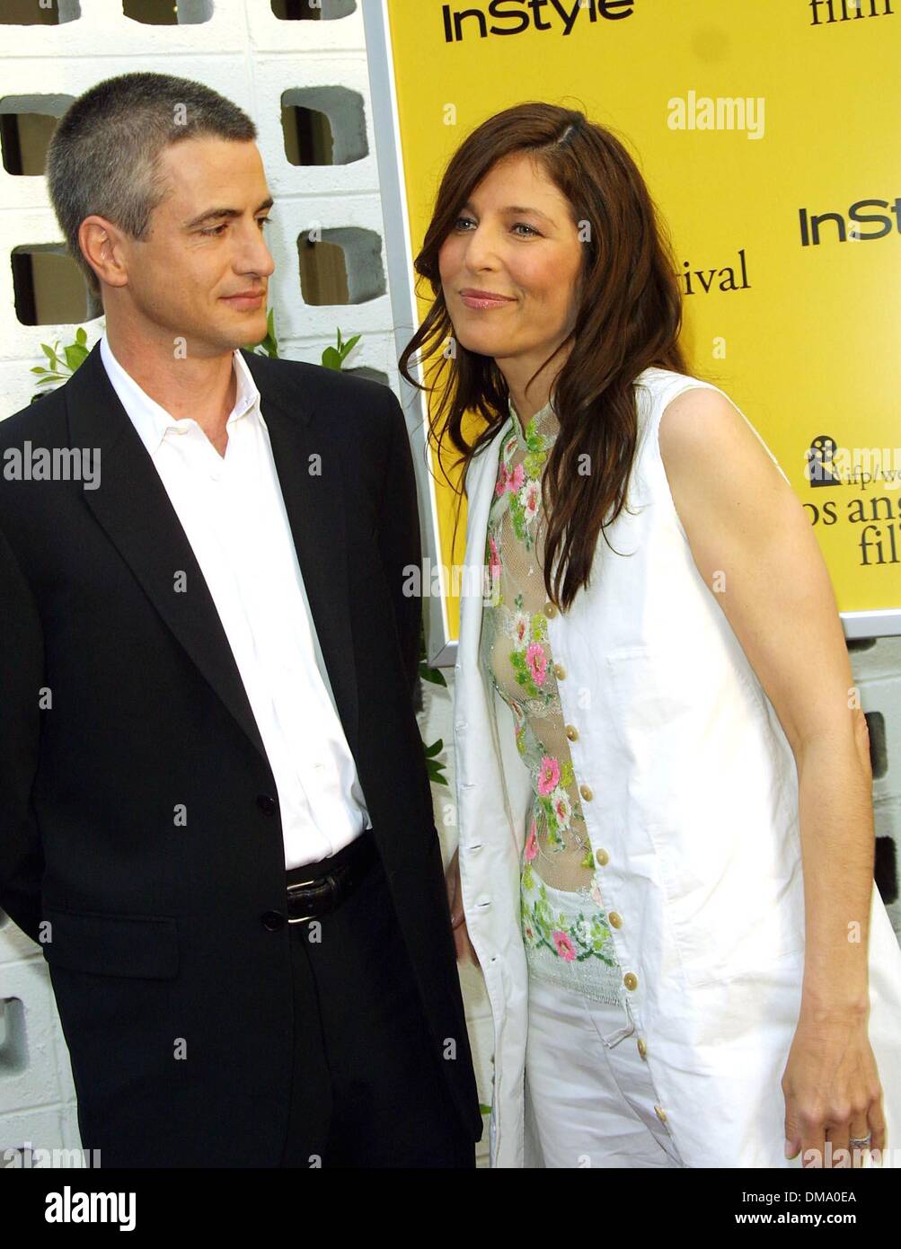 Giugno 21, 2002 - Hollywood, CALIFORNIA, STATI UNITI D'AMERICA - Dermot Mulroney e sua moglie Catherine Keener..LOS ANGELES FILM FESTIVAL.'adorabile e incredibile' - PREMIERE.ARCLIGHT THEATRE, Hollywood, CA.20 GIUGNO 2002. NINA PROMMER/ 2002 K25353NP(Immagine di credito: © Globo foto/ZUMAPRESS.com) Foto Stock