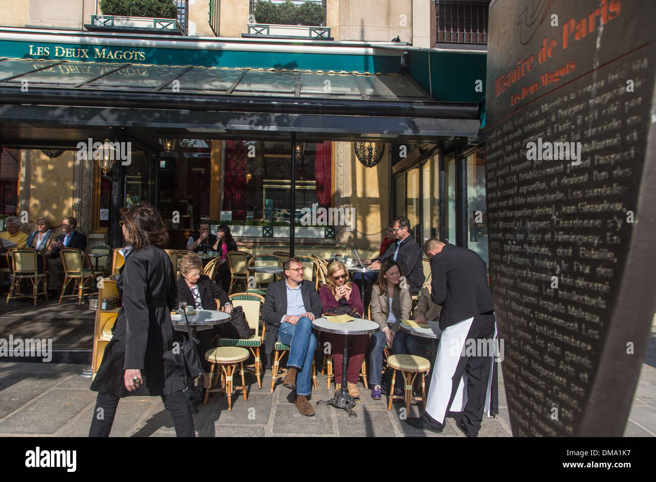 Scena di strada di fronte al Cafè Les Deux Magots, PLACE DE SAINT-GERMAIN-DES-PRES, 6° Arrondissement, Parigi, Francia Foto Stock