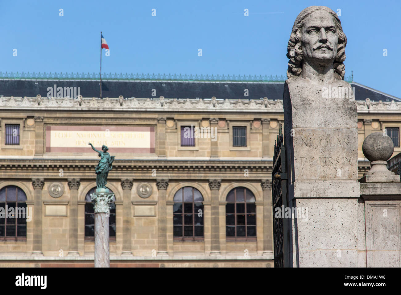 Busto di Nicolas Poussin davanti alla facciata della nazionale di belle arti UNIVERSITY (Ecole Nationale Superieure des beaux-arts), rue Bonaparte, 6° Arrondissement, Parigi, Francia Foto Stock