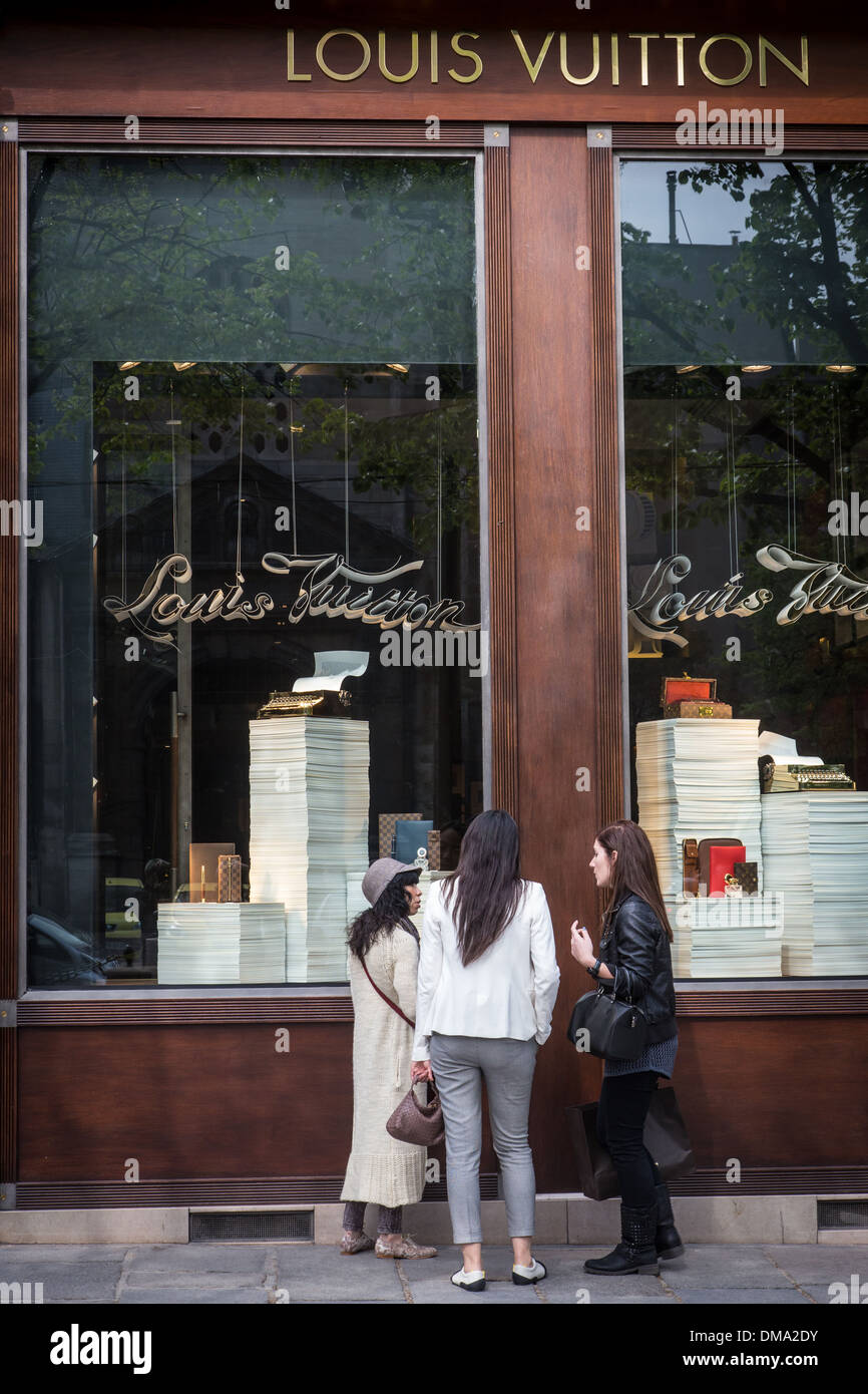 I turisti stranieri nella parte anteriore dei beni di lusso negozio Louis Vuitton, PLACE DE SAINT-GERMAIN-DES-PRES, 6° Arrondissement, Parigi, Francia Foto Stock