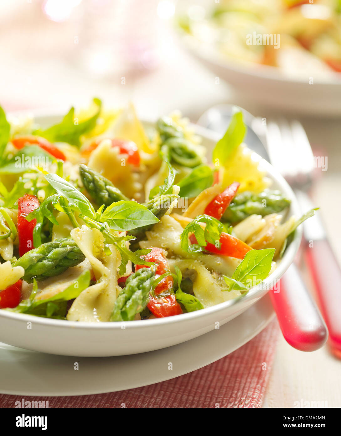 Insalata di pasta con asparagi e pomodoro servita in una ciotola Foto Stock