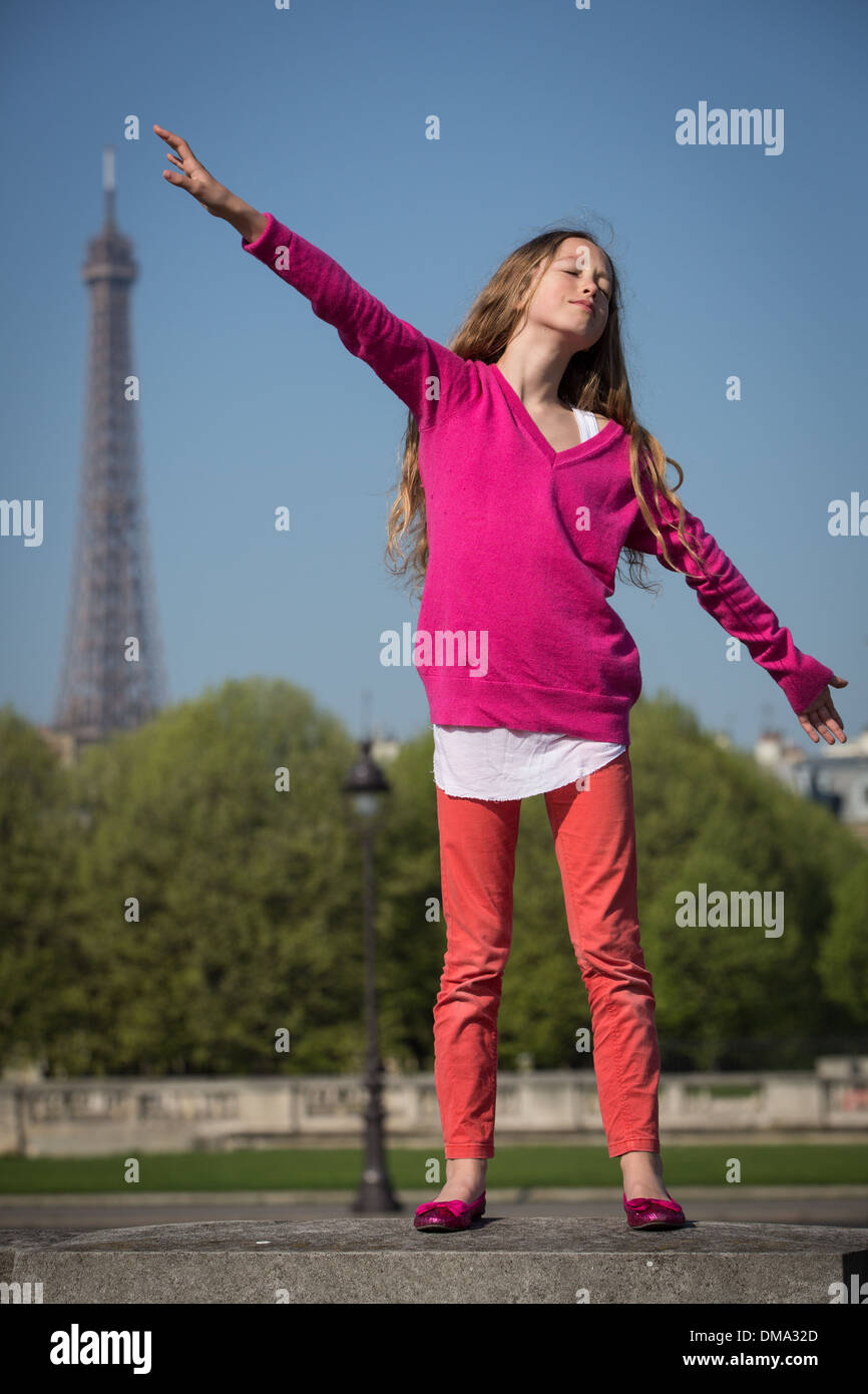 Giovane ragazza in una maglia rosa sull'ESPLANADE DES INVALIDES E LA TORRE EIFFEL, 7° Arrondissement, Parigi, Francia Foto Stock