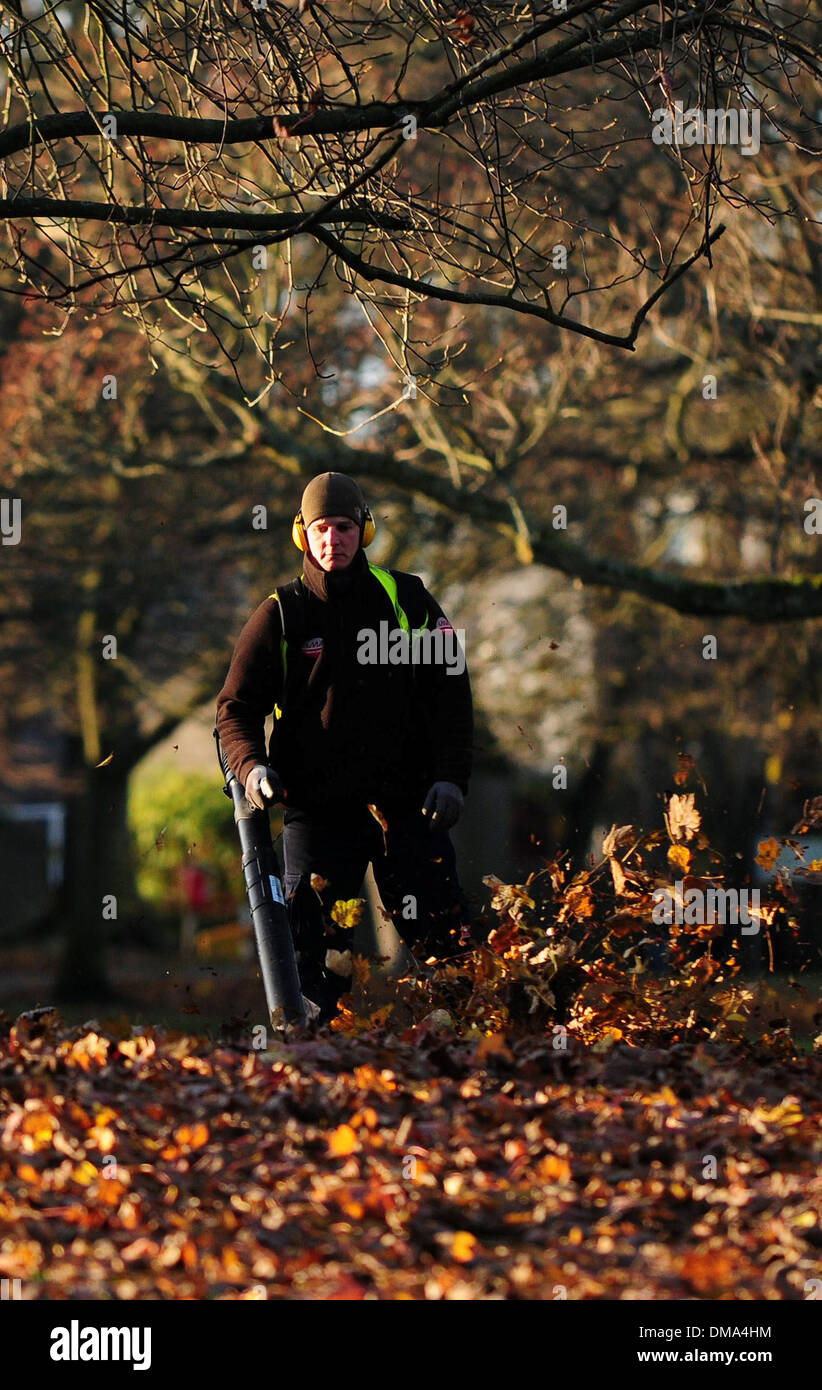 Un lavoratore del Consiglio si schiarisce caduta foglie in Victoria Park, Aberdeen. Foto Stock