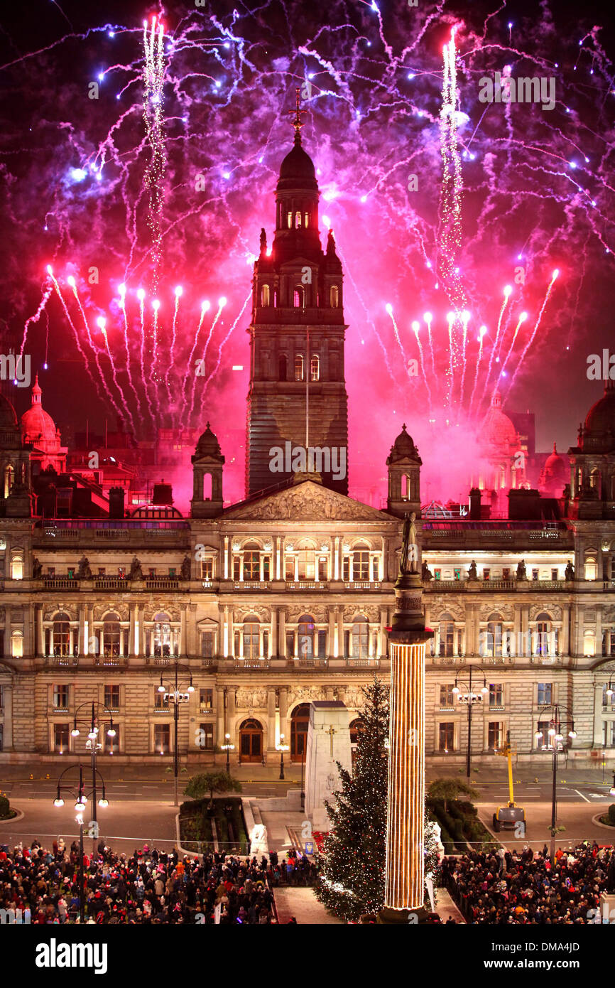 Fuochi d'artificio sopra il Palazzo del Popolo e giardini invernali nel verde di Glasgow, Scozia Foto Stock