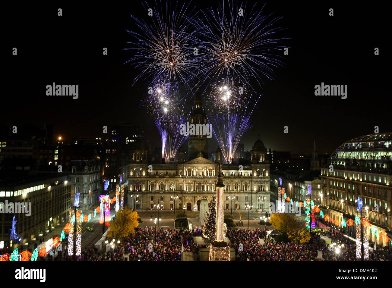 Fuochi d'artificio sopra il Palazzo del Popolo e giardini invernali nel verde di Glasgow, Scozia Foto Stock