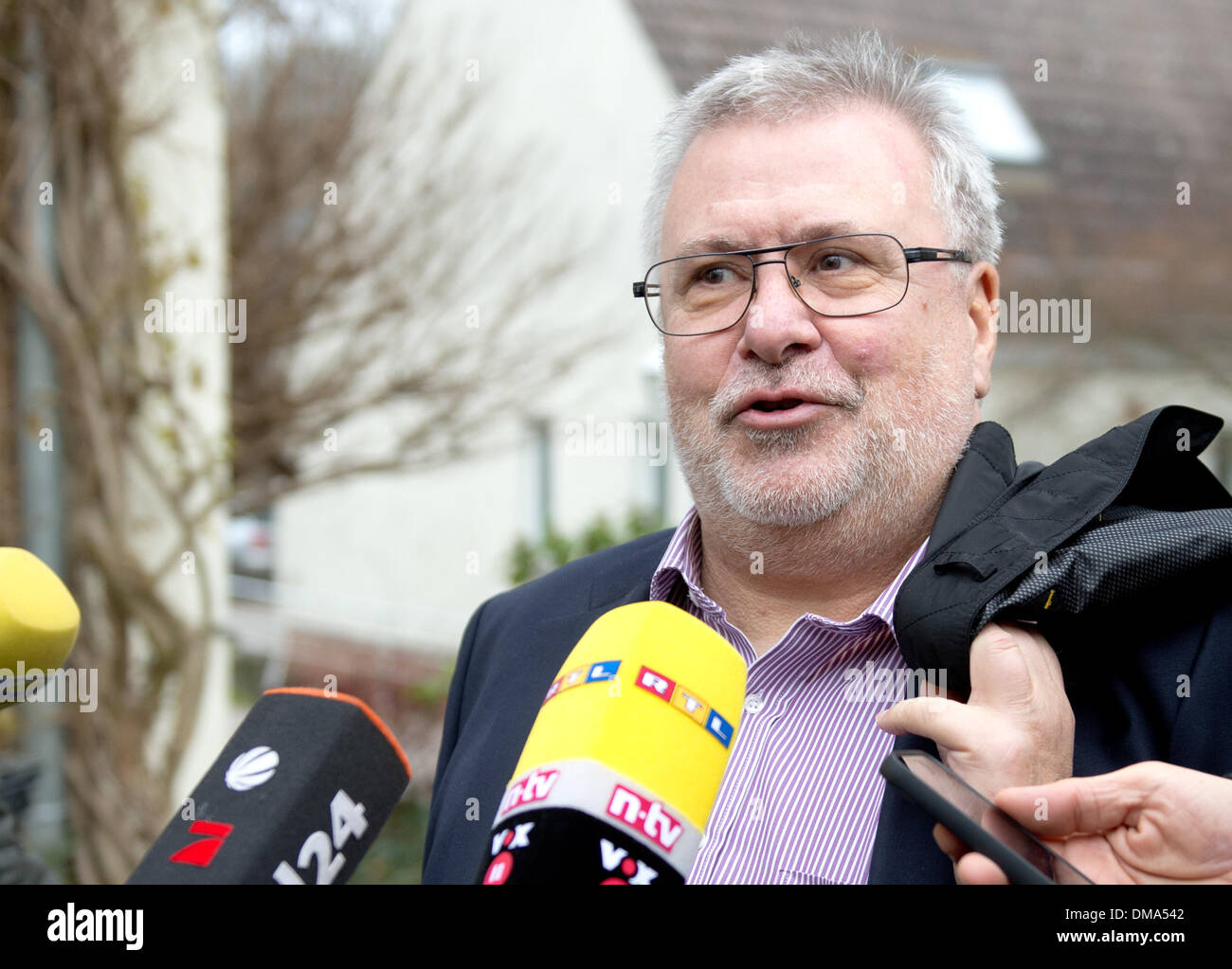 Motzen, Germania. 13 dicembre, 2013. Il segretario di Stato del Land di Brandeburgo, Rainer Bretschneider, arriva al consiglio di sorveglianza della Flughafengesellschaft Berlin-Brandenburg (FBB), che gestisce gli aeroporti di Berlino. in Motzen, Germania, 13 dicembre 2013. Un nuovo aeroporto supervisory board è quello di essere eletto durante la riunione. Foto: BERND VON JUTRCZENKA/dpa/Alamy Live News Foto Stock