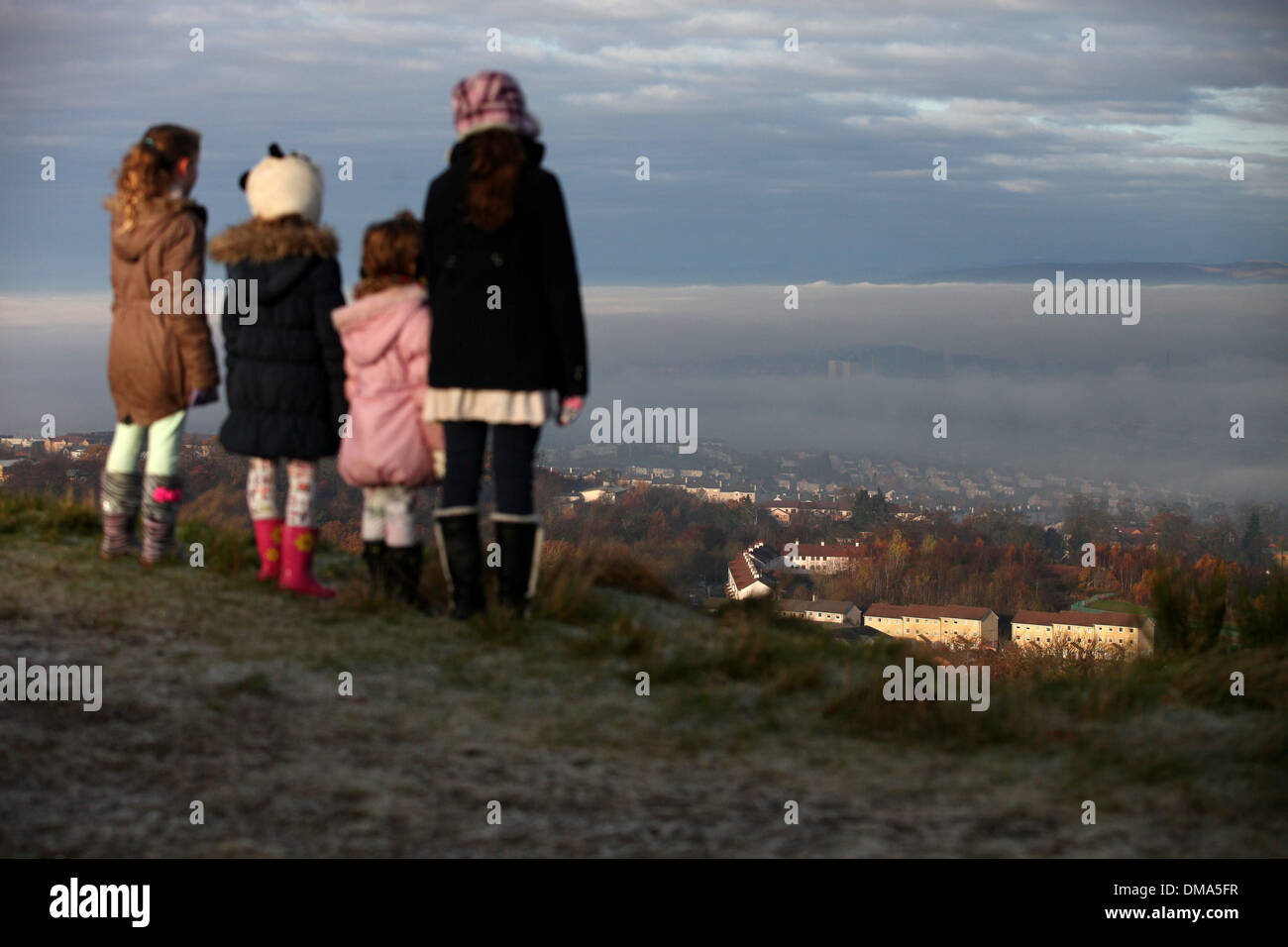 Una vista di Glasgow è avvolta nella nebbia di congelamento da Caithkin Braes sopra la città. Il 25 novembre 2013. Nebbia autunnale meteo. Foto Stock