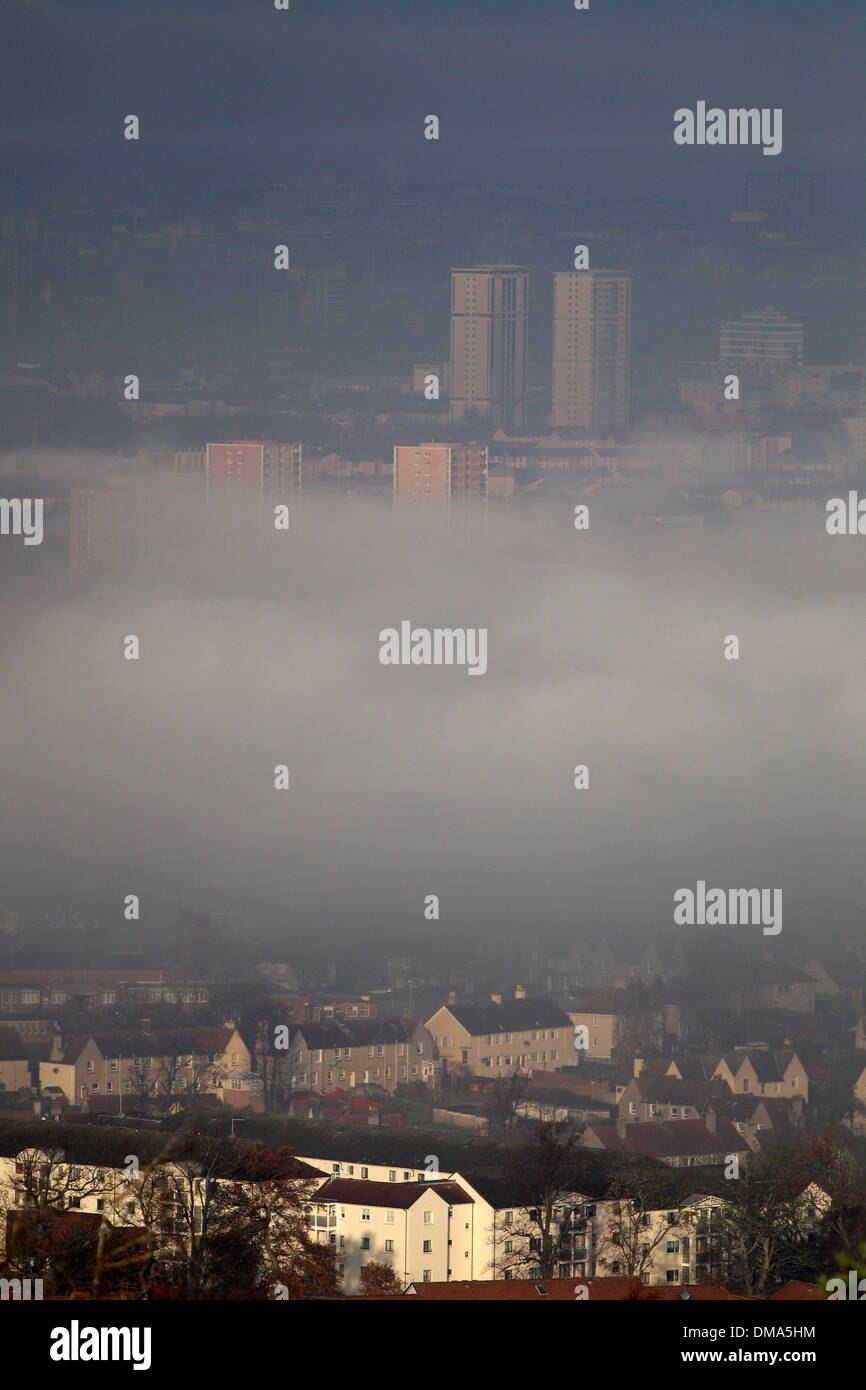 Una vista di Glasgow è avvolta nella nebbia di congelamento da Caithkin Braes sopra la città. Il 25 novembre 2013. Nebbia autunnale meteo. Foto Stock