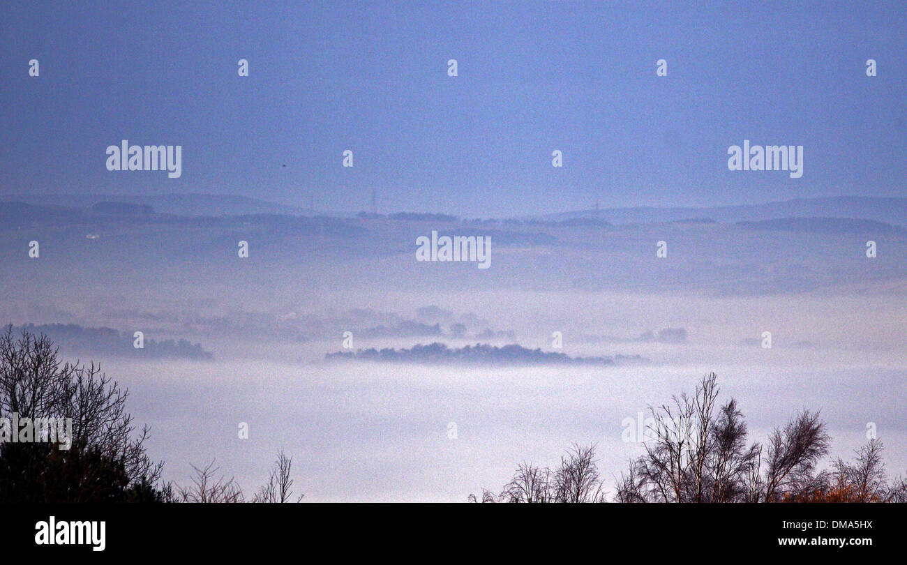 Una vista di Glasgow è avvolta nella nebbia di congelamento da Caithkin Braes sopra la città. Il 25 novembre 2013. Nebbia autunnale meteo. Foto Stock