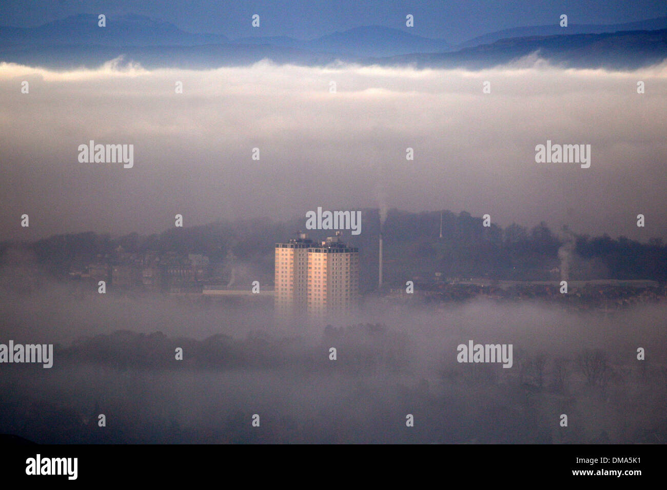 Una vista di Glasgow è avvolta nella nebbia di congelamento da Caithkin Braes sopra la città. Il 25 novembre 2013. Nebbia autunnale meteo. Foto Stock