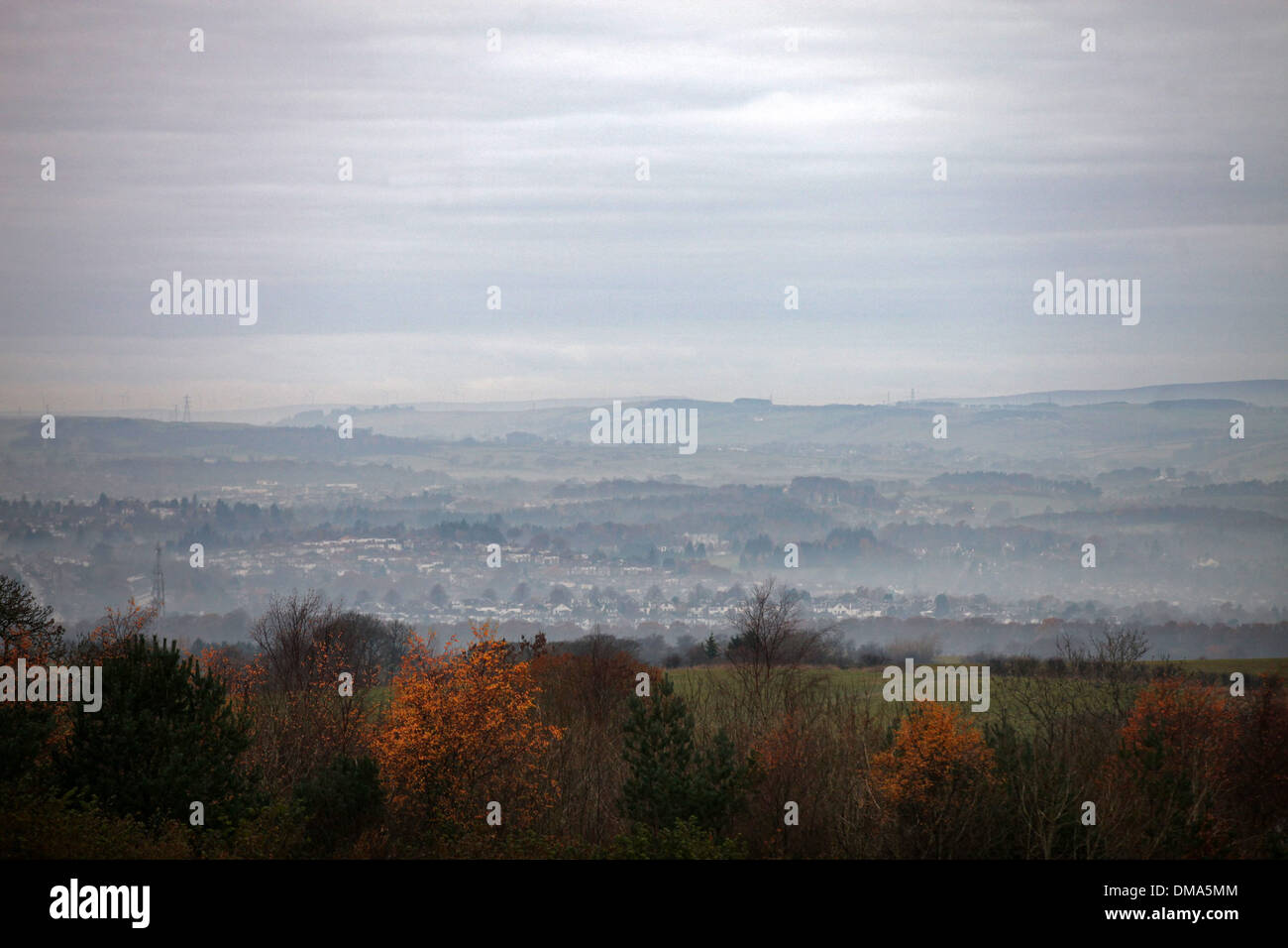 Una vista su Hillington e Renfrew avvolta nella nebbia di congelamento da Caithkin Braes sopra la città. Il 25 novembre 2013. Foto Stock