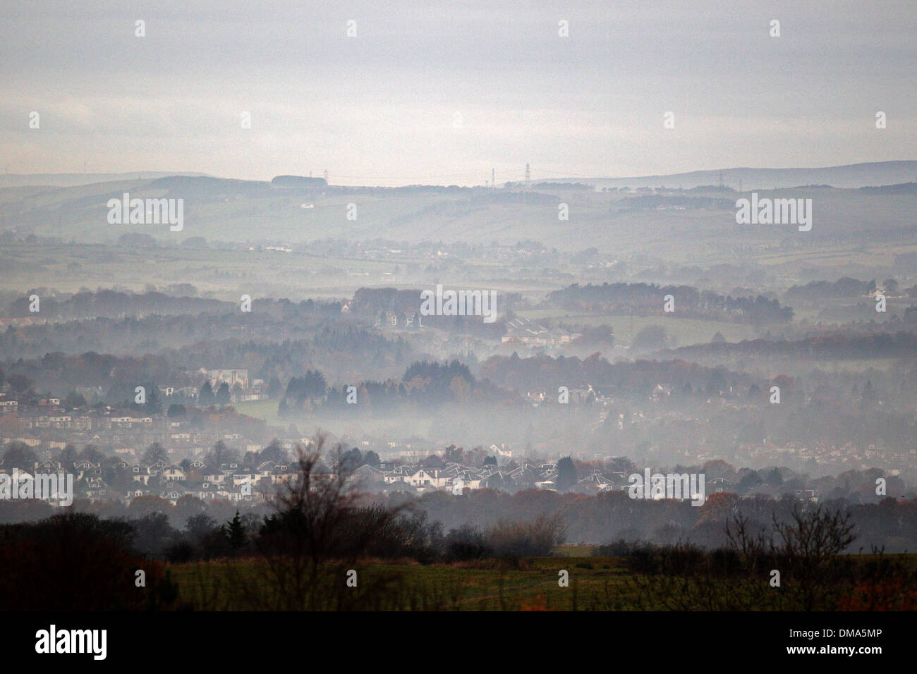 Una vista su Hillington e Renfrew avvolta nella nebbia di congelamento da Caithkin Braes sopra la città. Il 25 novembre 2013. Foto Stock