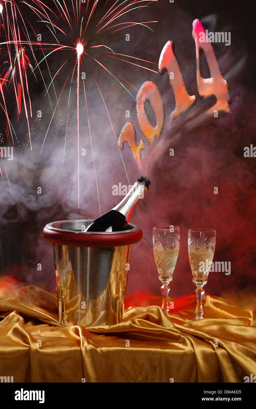 Versando champagne e fuochi d'artificio su sfondo scuro Foto Stock