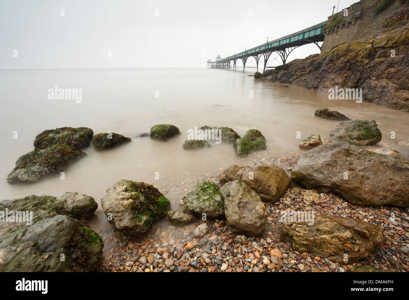 Clevedon Pier sotto la pioggia. Somerset. Foto Stock