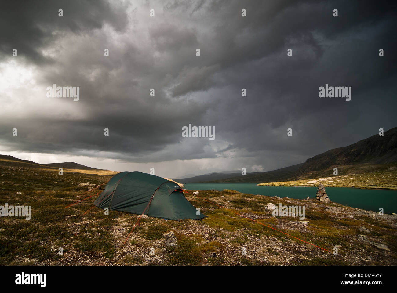 Tenda su un lago di montagna, parco nazionale di Jotunheimen, Norvegia Foto Stock