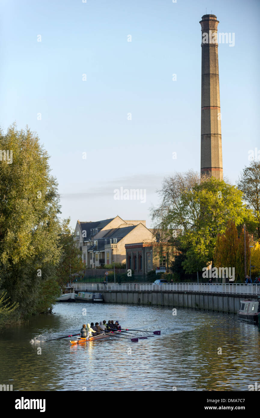 I rematori fuori sul fiume Cam in Cambridge in un freddo ma soleggiato novembre mattina, 15 novembre 2013. Foto Stock