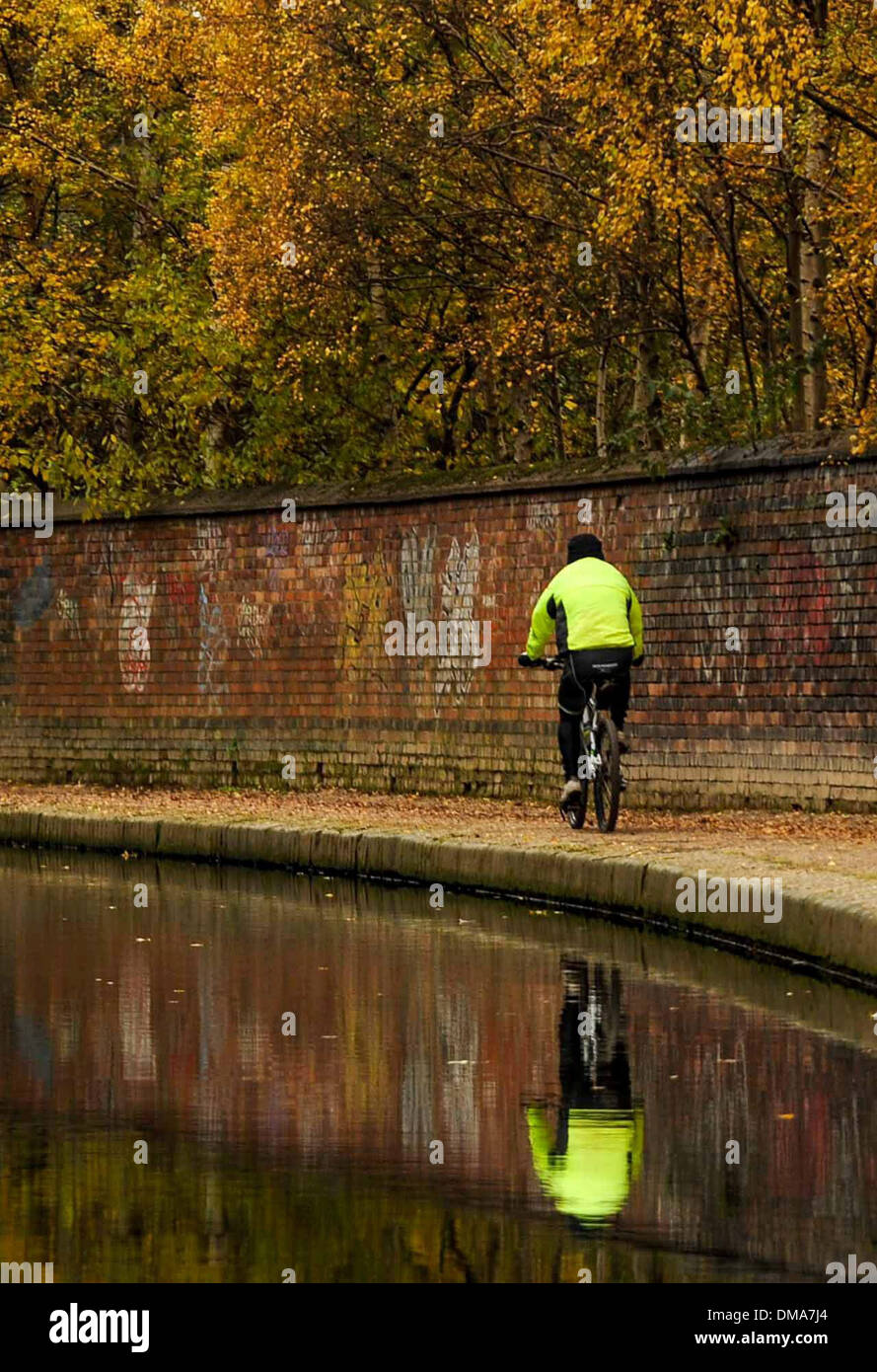 Autunno da uno dei canali di Birmingham, Inghilterra Foto Stock