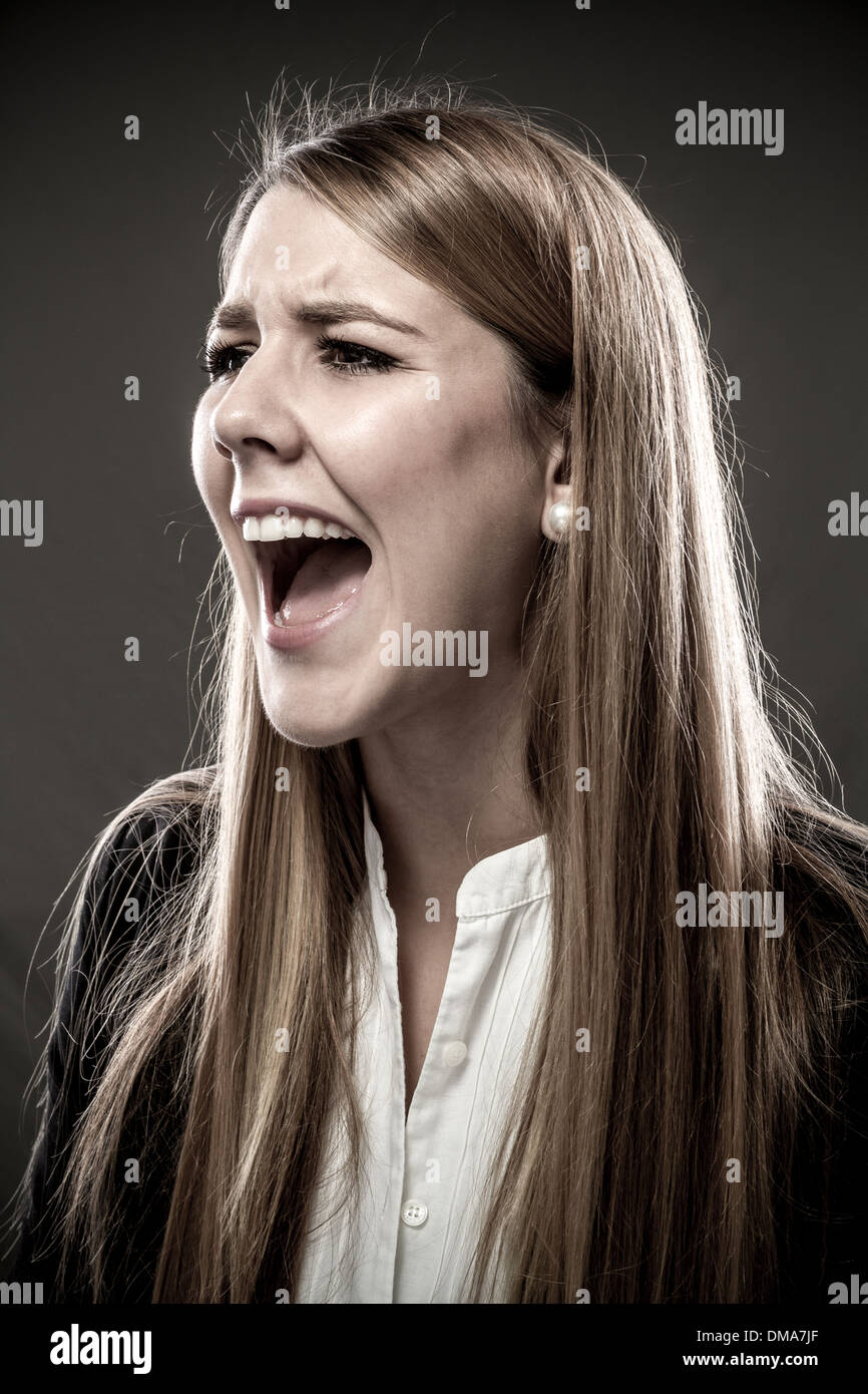 Ritratto di giovane donna urlando Foto Stock