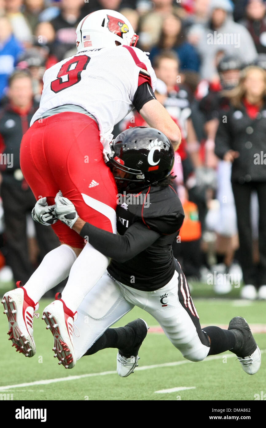 24 ottobre 2009:Cincinnati cornerback Dominique battaglia #9 in azione di gioco durante la prima metà del gioco del NCAA gioco tra i cardinali di Louisville e Cincinnati Bearcats giocato a Nippert Stadium di Cincinnati, OH (credito Immagine: © Southcreek globale/ZUMApress.com) Foto Stock