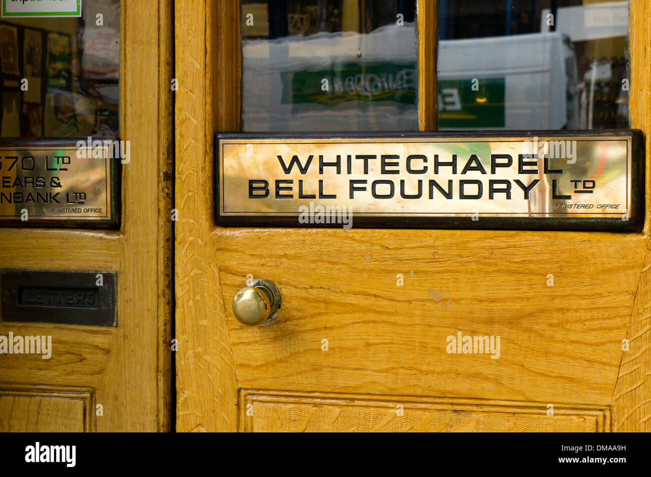 Il nome di ottone-piastra di Whitechapel Bell Foundry nella zona est di Londra. Foto Stock
