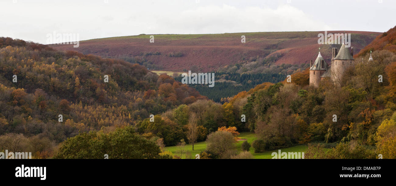 Castello Coch, Tongwynlais nel Galles del Sud, siede tra uno spettro di alberi autunnali Foto Stock