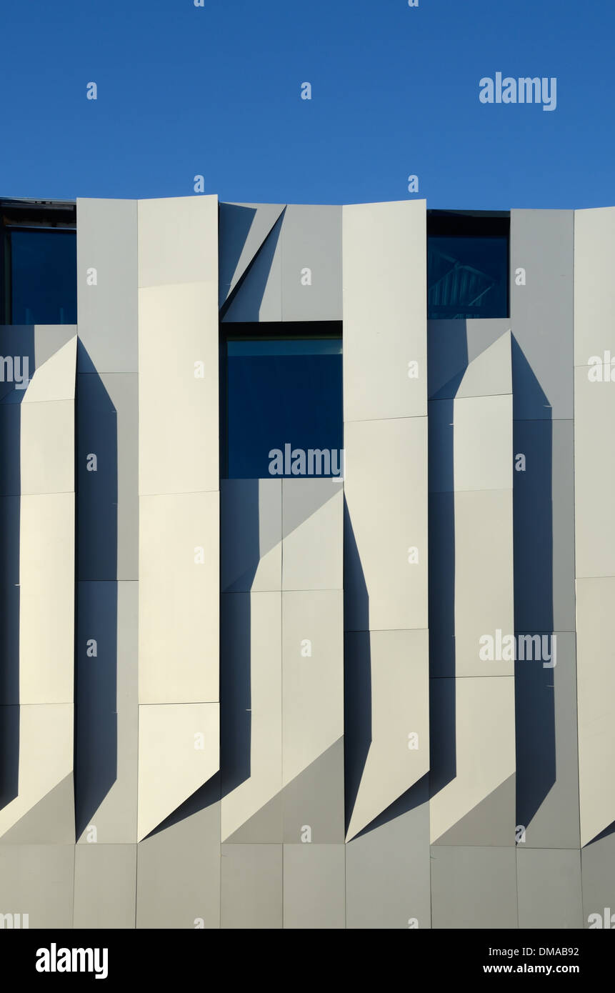 Origami-Inspired facciata del Conservatorio Darius Milhaud, Conservatorio di musica o una scuola di musica da Kengo Kuma Aix-en-Provence Provence Francia Foto Stock