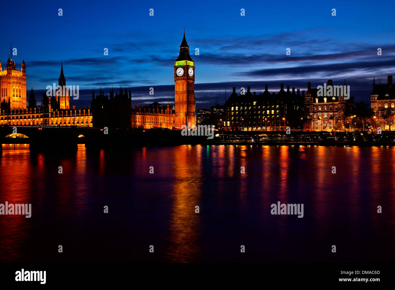 Crepuscolo shot della casa del parlamento oltre il fiume Tamigi Londra Foto Stock