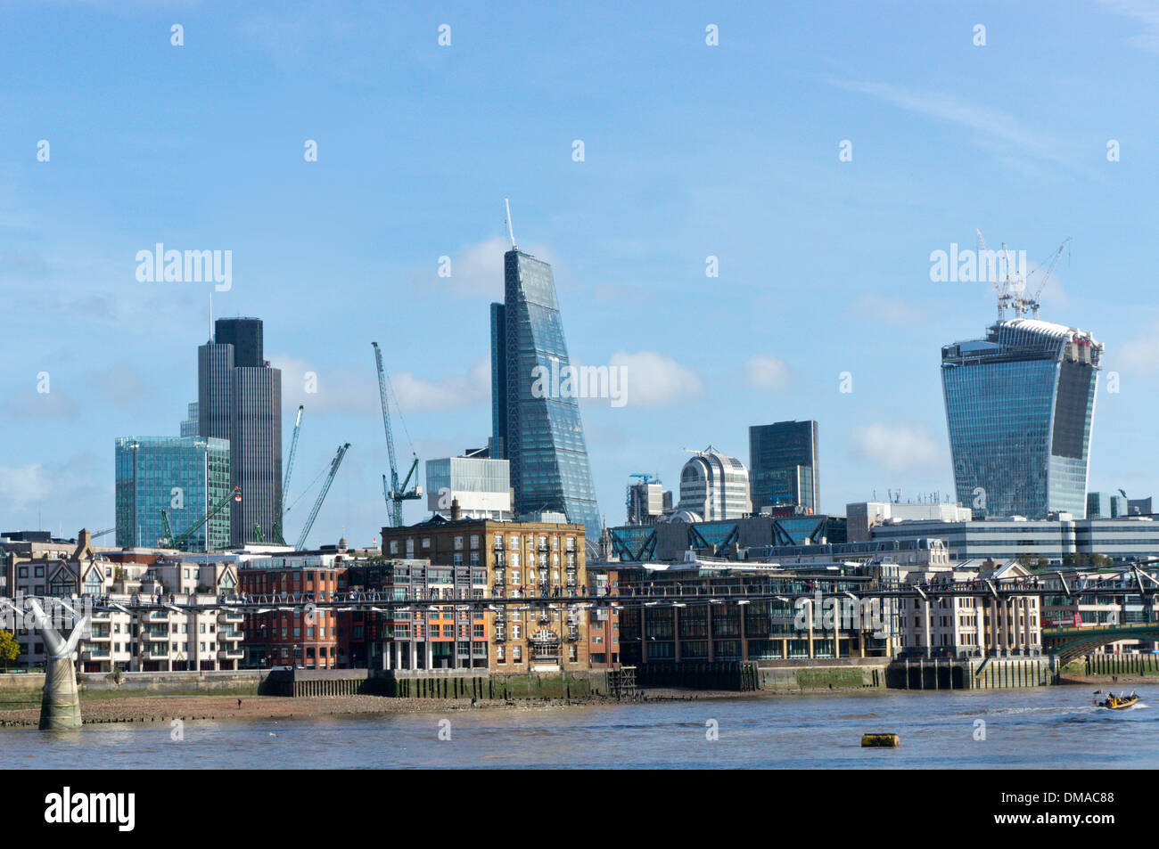 Punto di riferimento edifici per uffici a Londra lo skyline della città visto dalla sponda meridionale del fiume Tamigi. Foto Stock