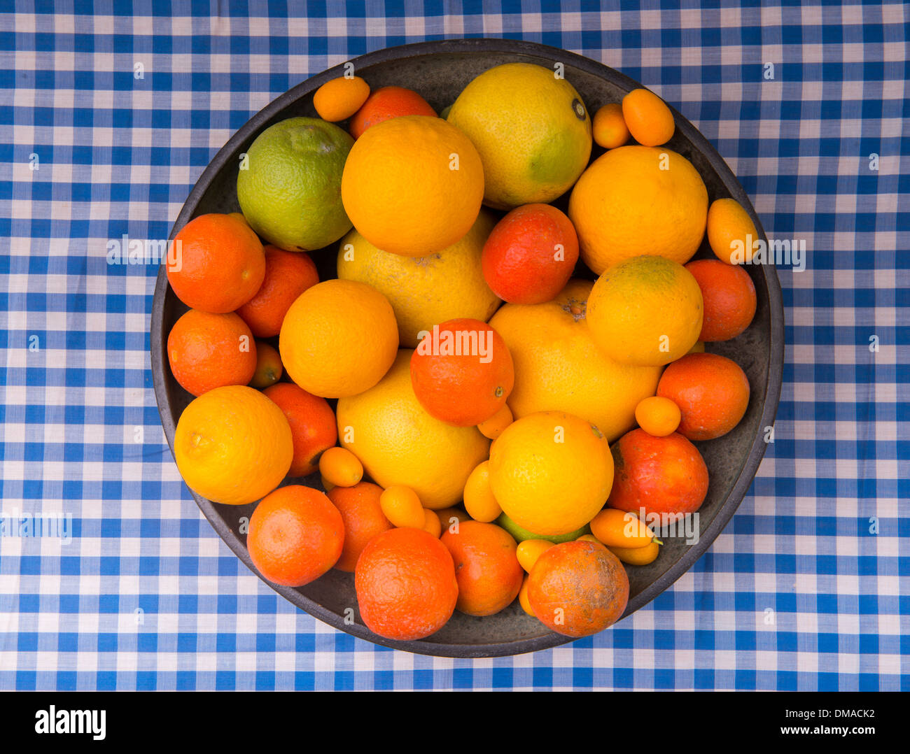Una ciotola di frutti, blu bianco tabella runner Foto Stock