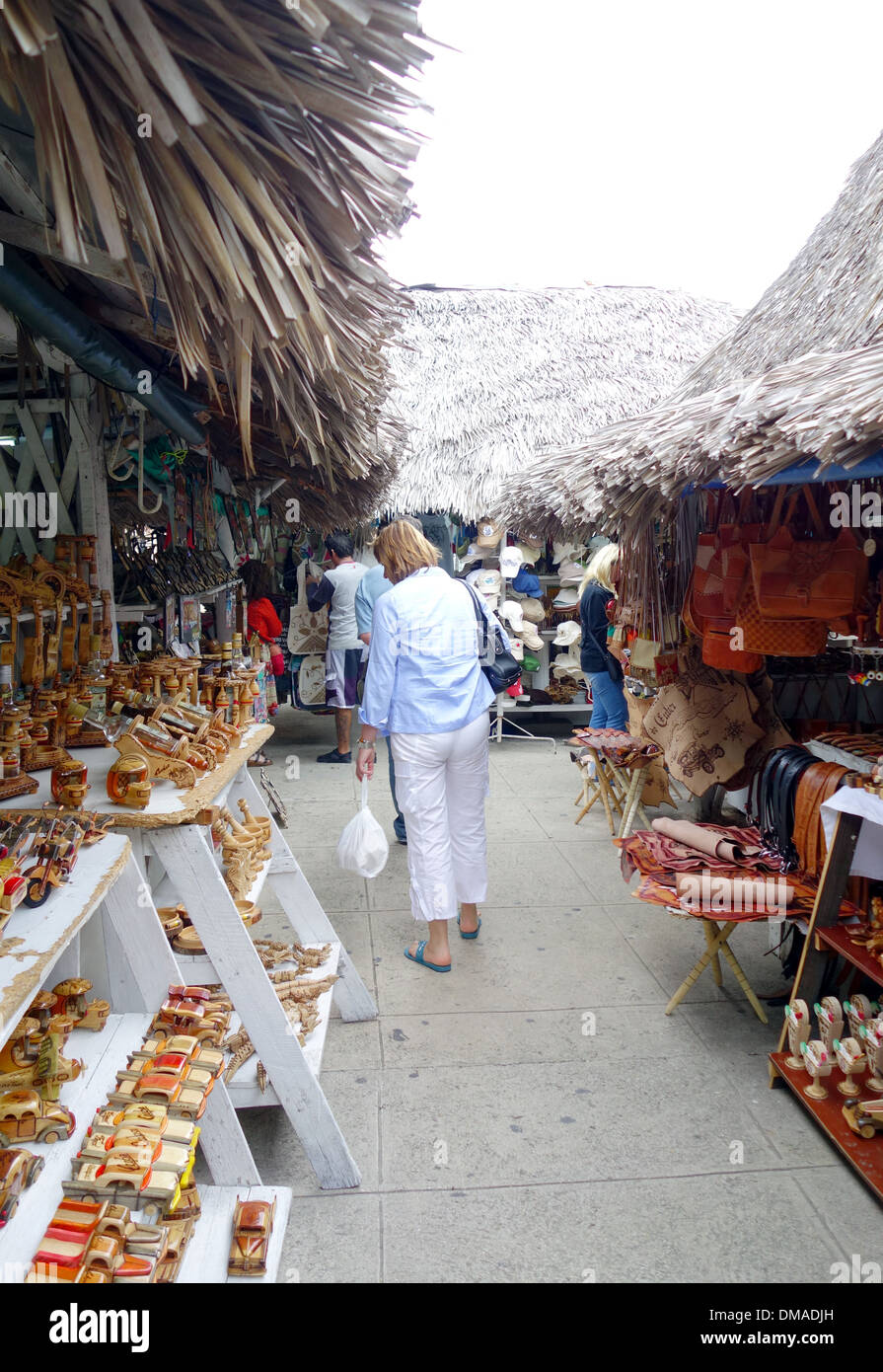 Persone che scelgono i gadget in un mercato all'aperto a Varadero, Cuba Foto Stock