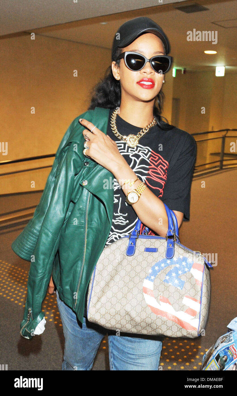 Rihanna arriva all'Aeroporto Internazionale di Narita che indossa un Palazzo Versace 't-shirt e portante una borsetta di Gucci davanti a lei Foto Stock