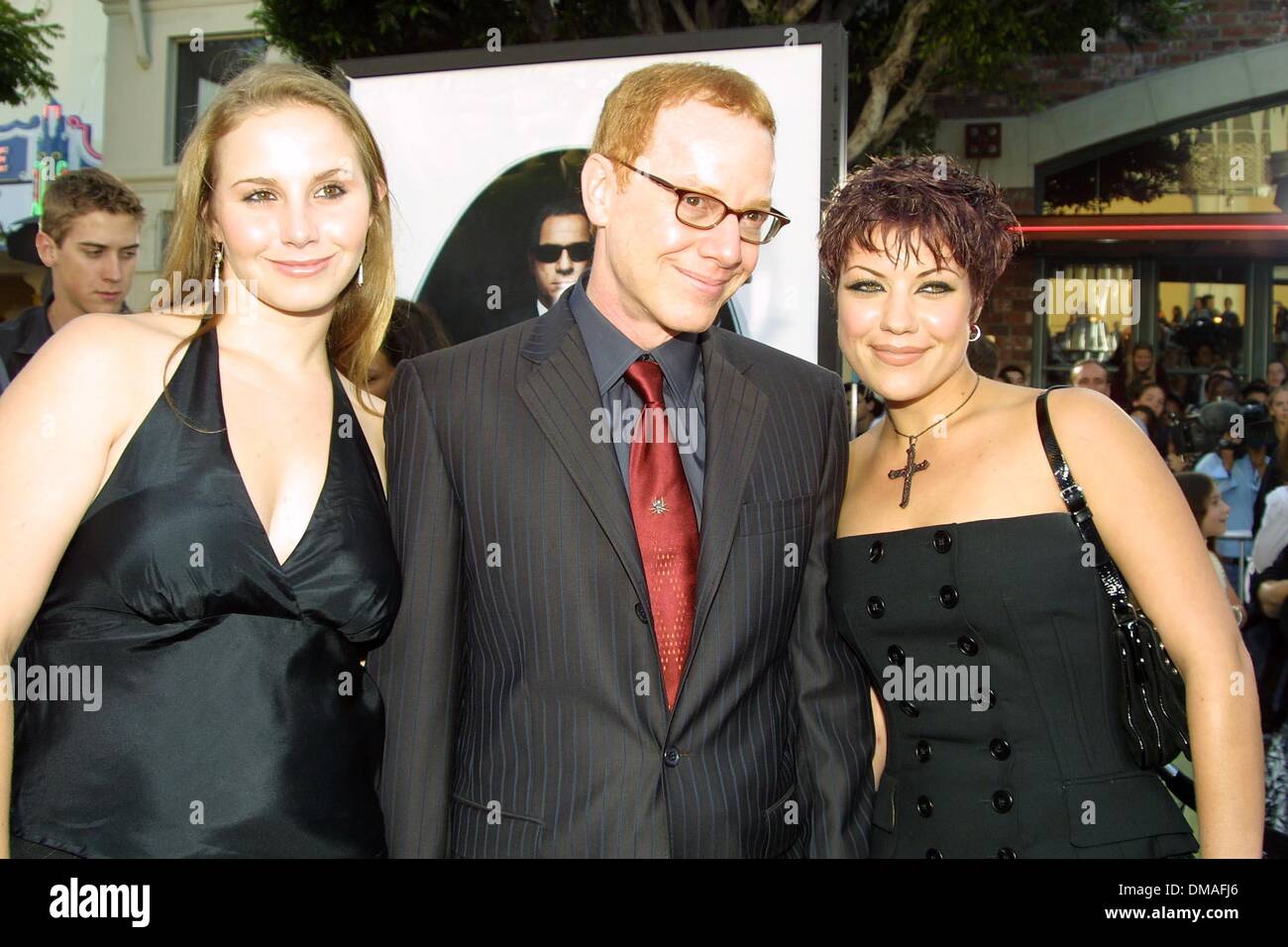 Giugno 27, 2002 - Los Angeles, California, Stati Uniti d'America - Danny Elfman, figlia Molly e fidanzata TIFFANY DESTRA..'Men in Black II' - Premiere mondiale.MANN VILLAGE Theatre di Los Angeles, CA.26 GIUGNO 2002. NINA PROMMER/ 2002 K25428NP(Immagine di credito: © Globo foto/ZUMAPRESS.com) Foto Stock