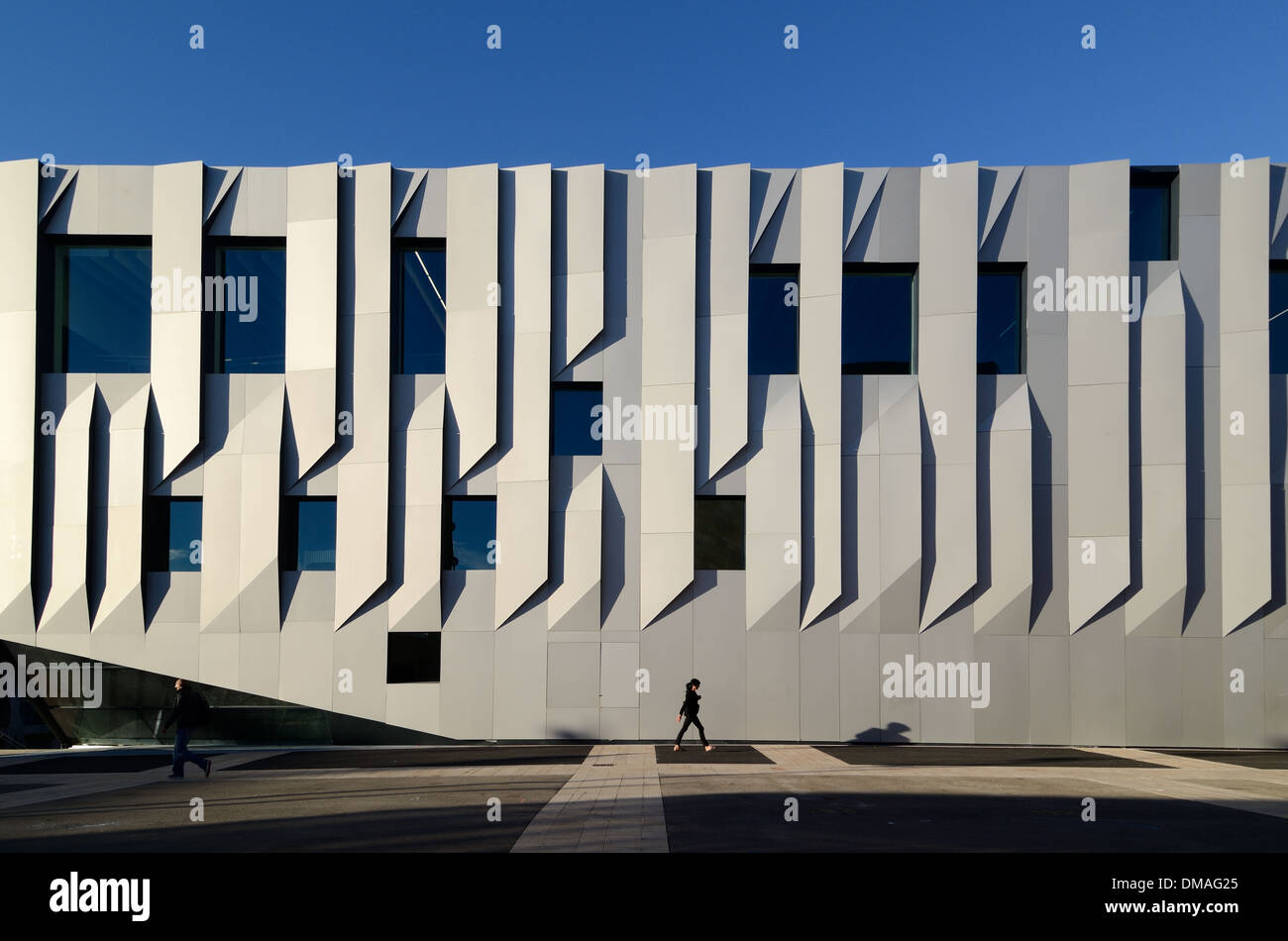 Pedone & facciata con Origami-come rivestimento in acciaio Conservatorio Darius Milhaud Conservatorio o Scuola di Musica da Kengo Kuma Aix-en-Provence Francia Foto Stock