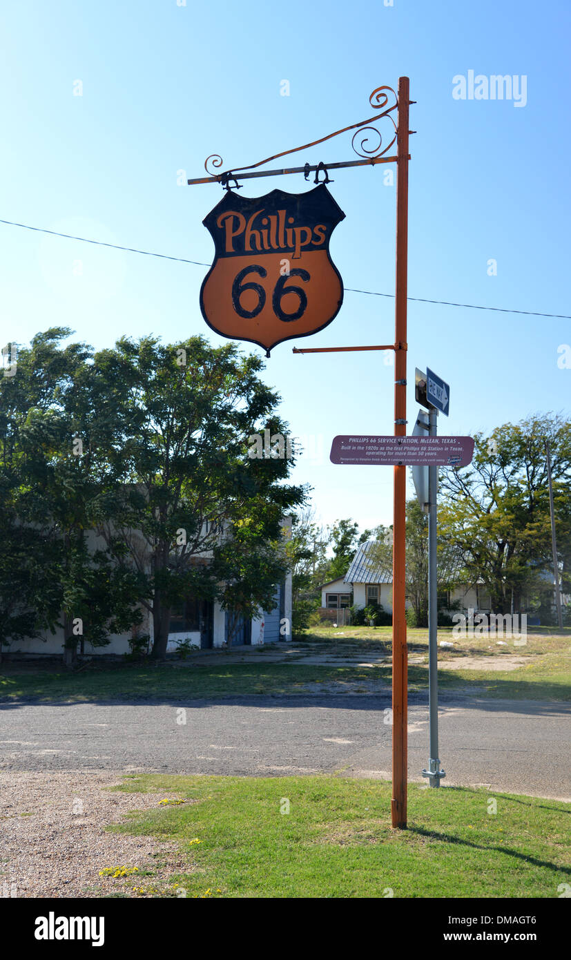 Phillips 66 gas station McLean, Texas sulla vecchia strada 66. Il vecchio segno post Foto Stock