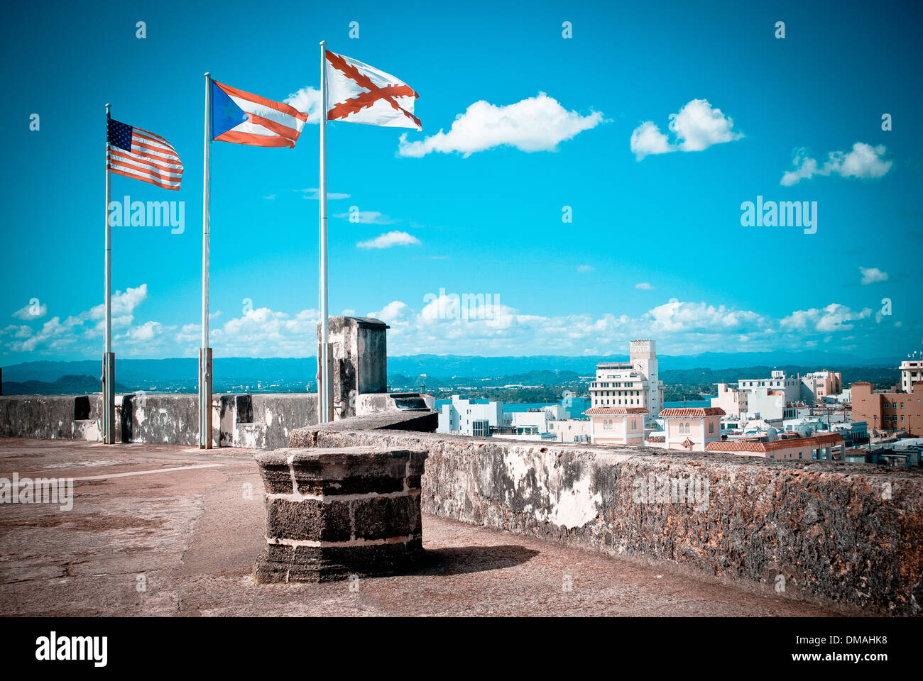 Le bandiere sulla sommità della rocca nella vecchia San Juan. Foto Stock