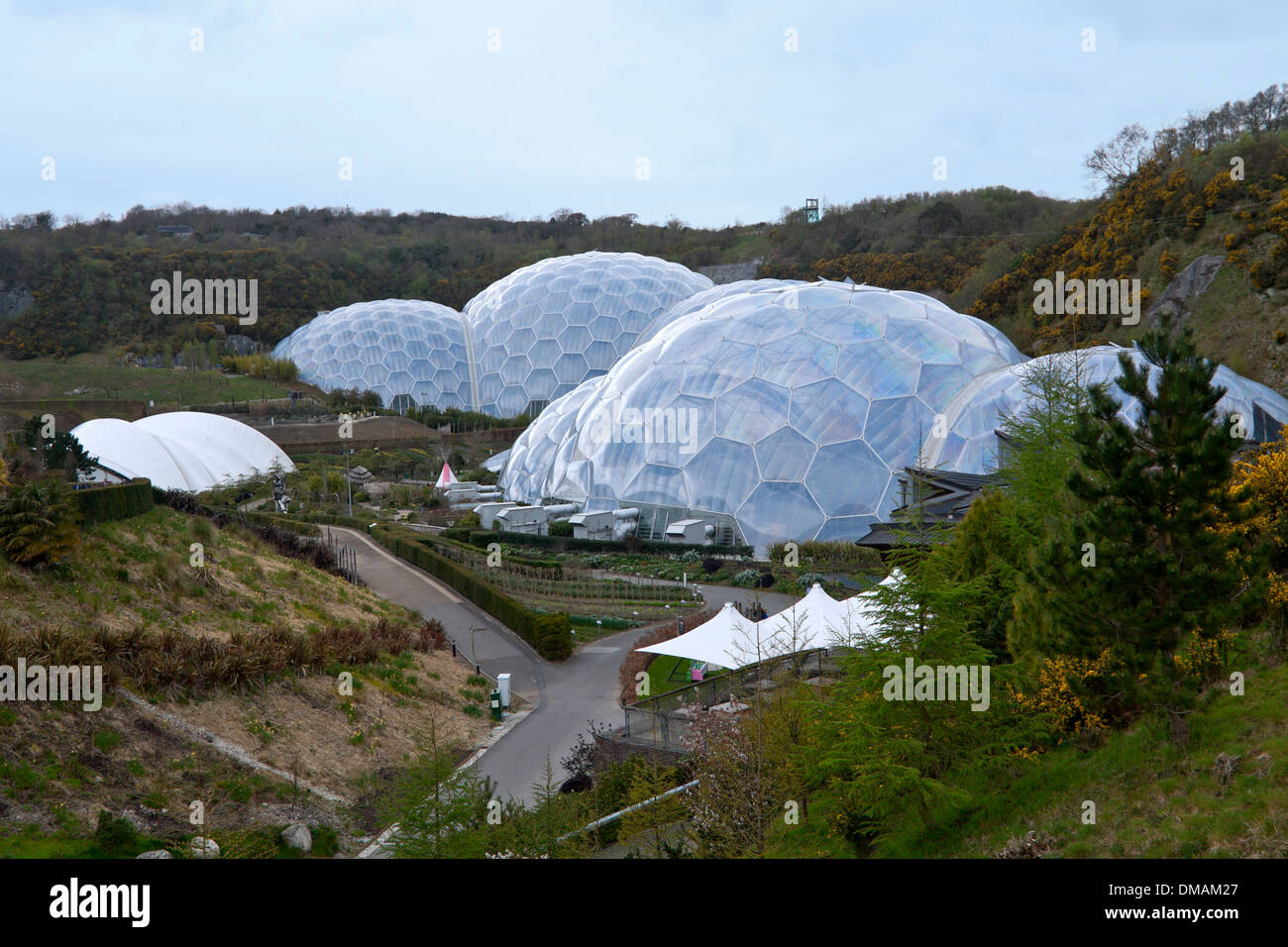Vista panoramica del biome geodetica cupole del Eden Project, St Blazey, Cornwall, Inghilterra, Regno Unito. Foto Stock
