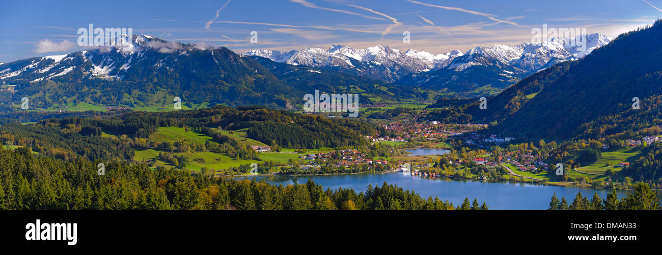 Panorami rurali paesaggio con lago Alpsee e montagne delle Alpi in Baviera, Germania, città vicina Immenstadt Foto Stock