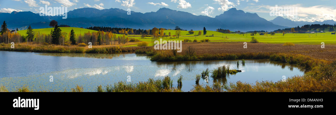 Panorami rurali paesaggio con lago e montagne delle Alpi in Baviera, Germania, la vicina città di Füssen Foto Stock