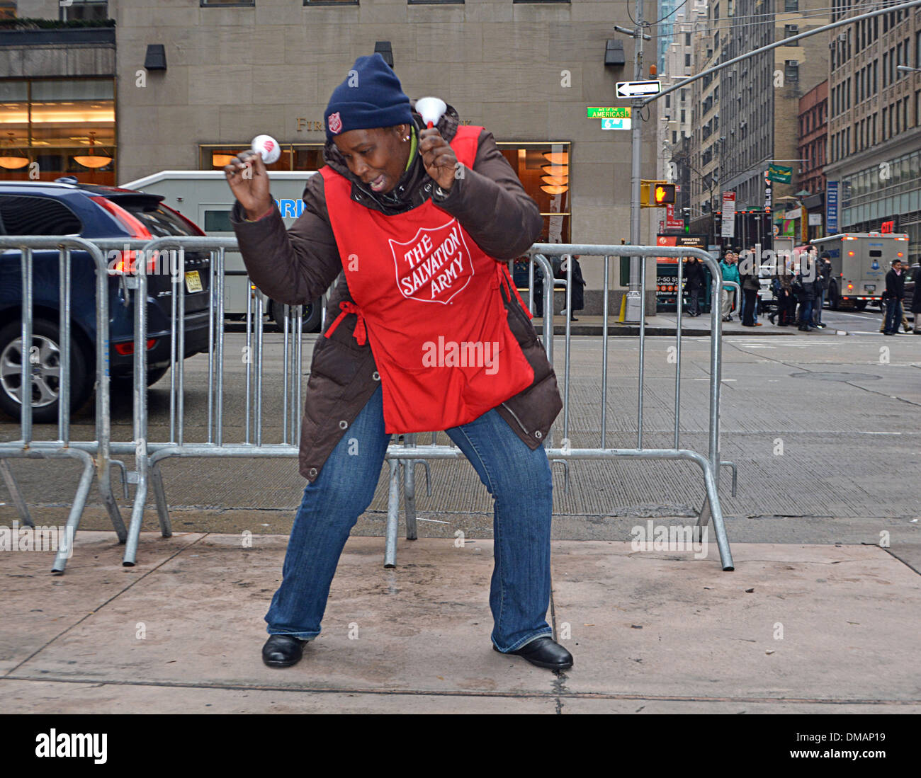 Un esercito della salvezza volontario cantare, ballare e suonare le campane durante la raccolta in Midtown Manhattan, a New York City Foto Stock