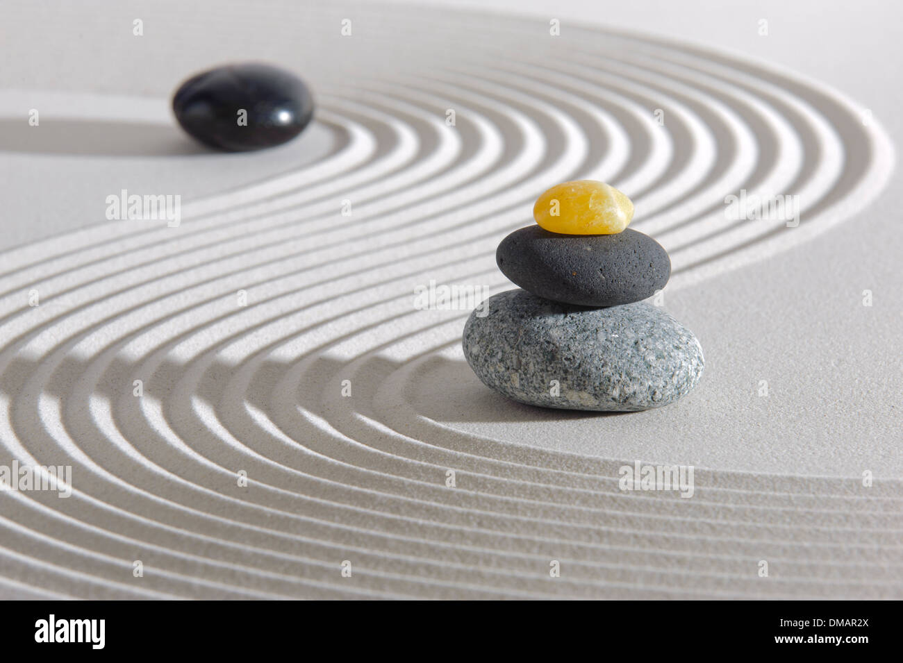Giappone giardino zen con pietre in sabbia rastrellata Foto Stock