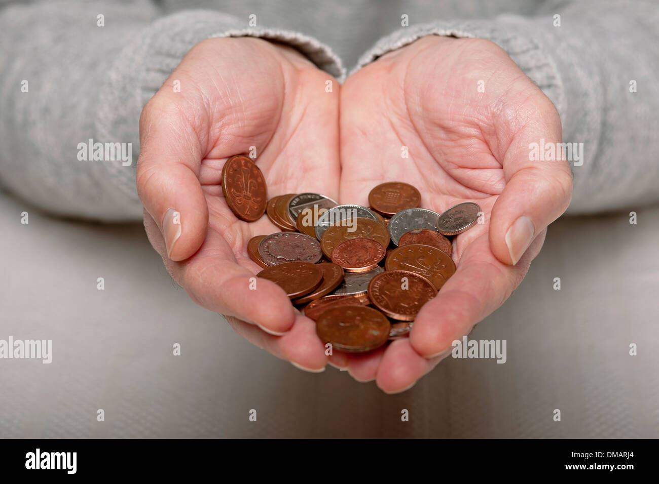 Primo piano di uomo persona mani che tengono il denaro inglese cambio moneta monete penny penny penny Inghilterra Regno Unito Gran Bretagna Gran Bretagna Foto Stock