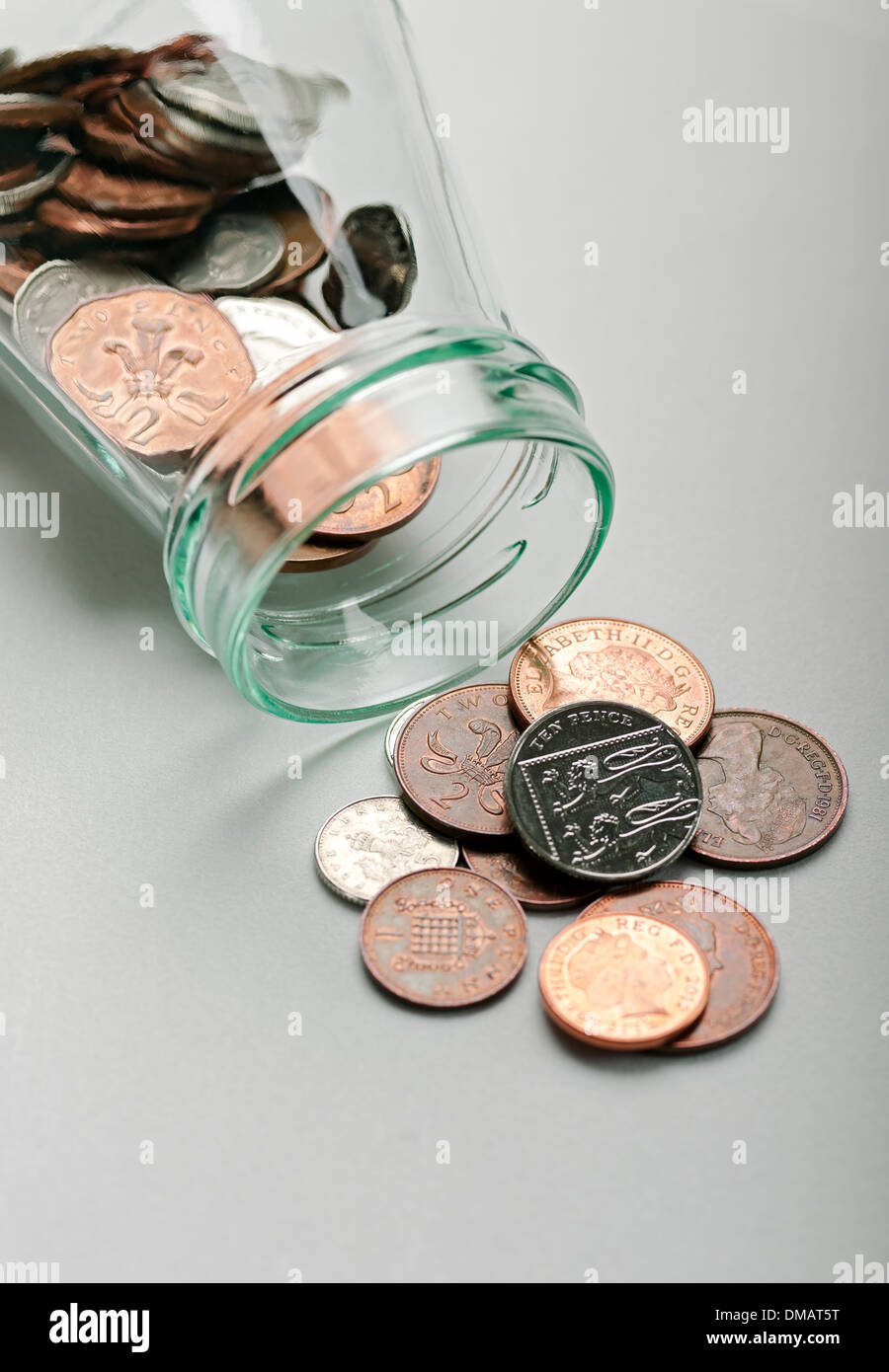Primo piano di denaro inglese denaro contante monete penny e marmellata concetto di risparmio Inghilterra Regno Unito Regno Unito Gran Bretagna Gran Bretagna Foto Stock